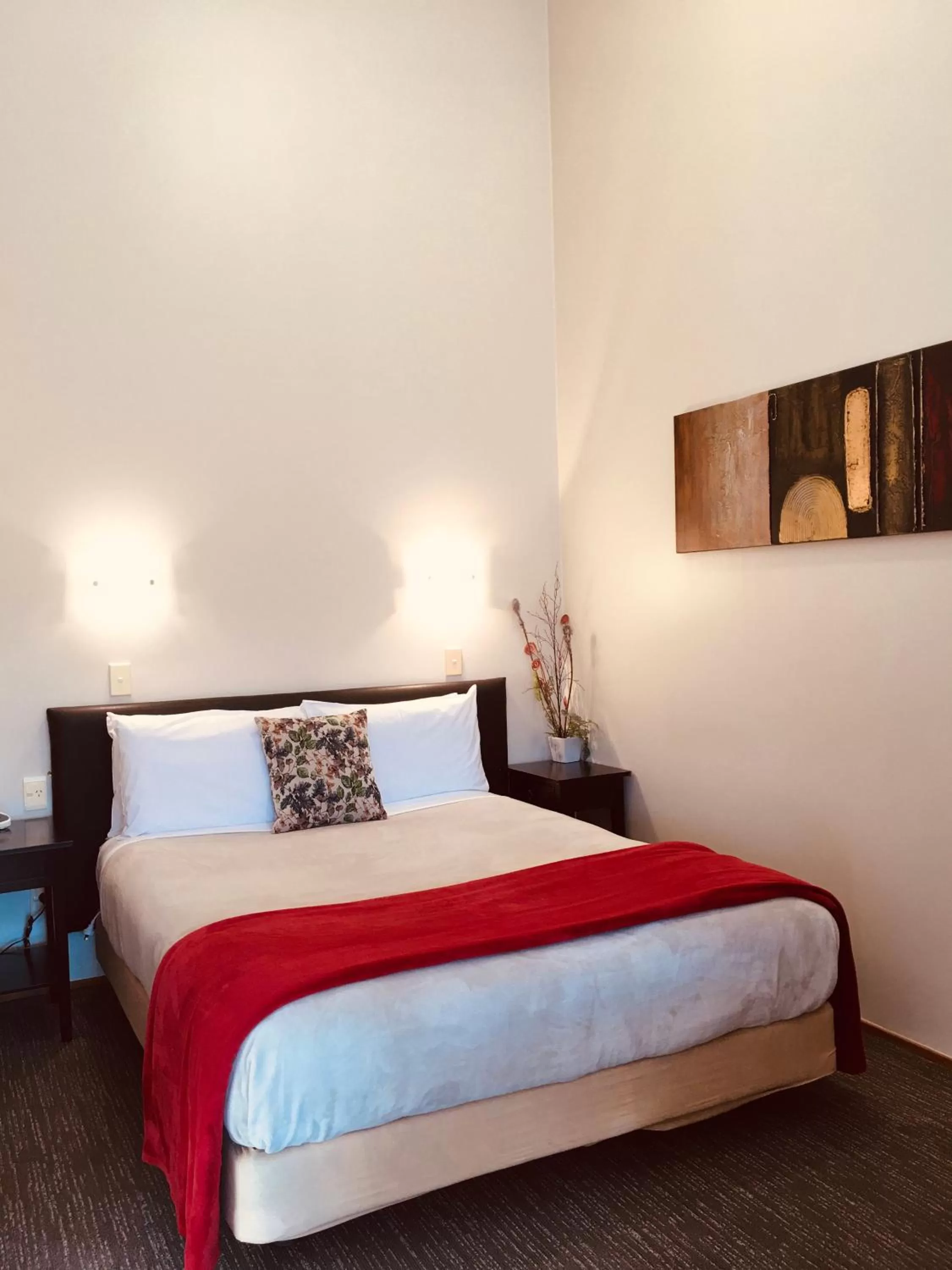 Downstairs Studio in Cascades Lakefront Motel