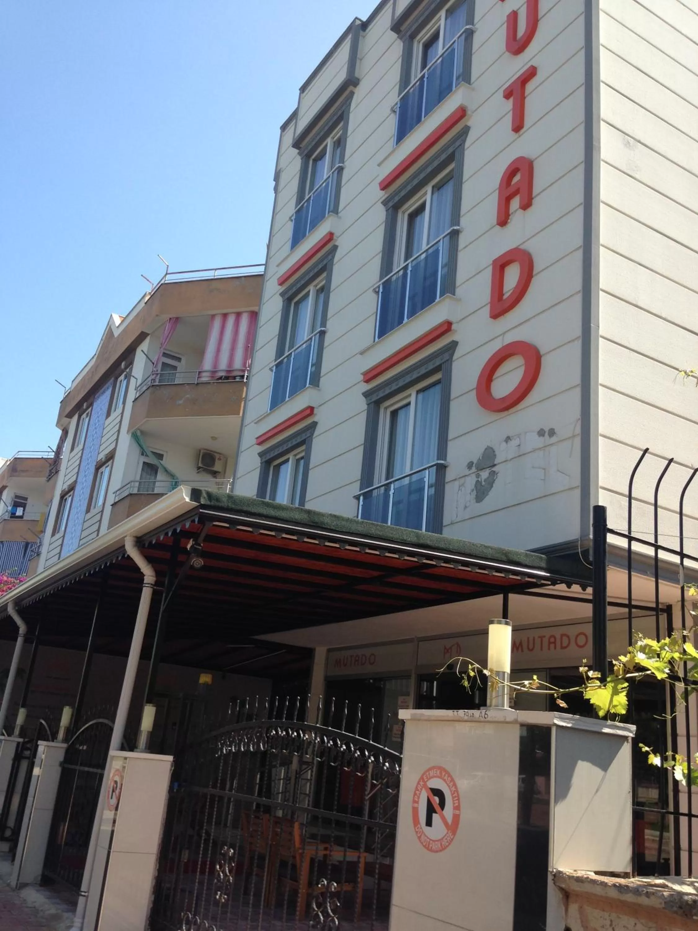 Facade/entrance in Mutado Hotel