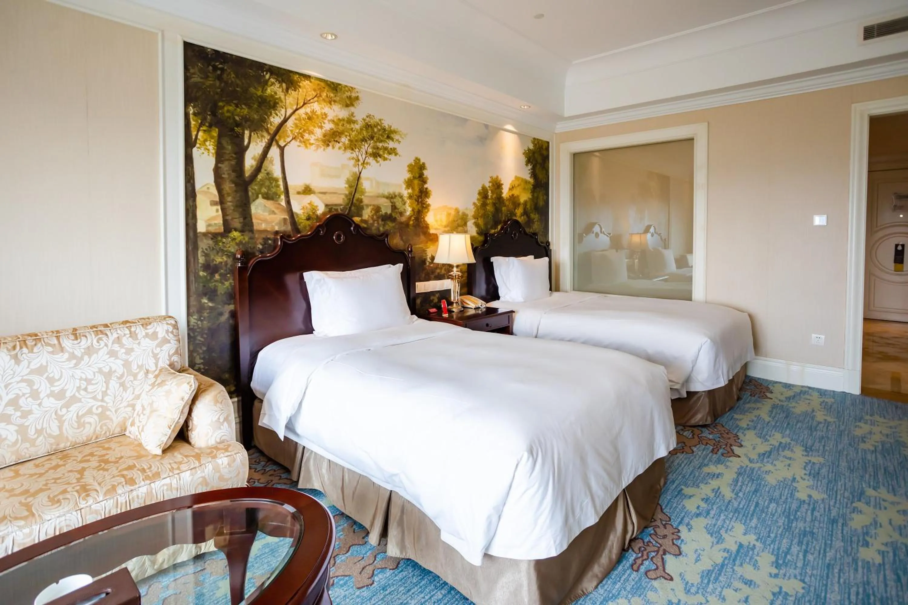 Photo of the whole room, Bed in Crowne Plaza Ocean Spring Resort by IHG