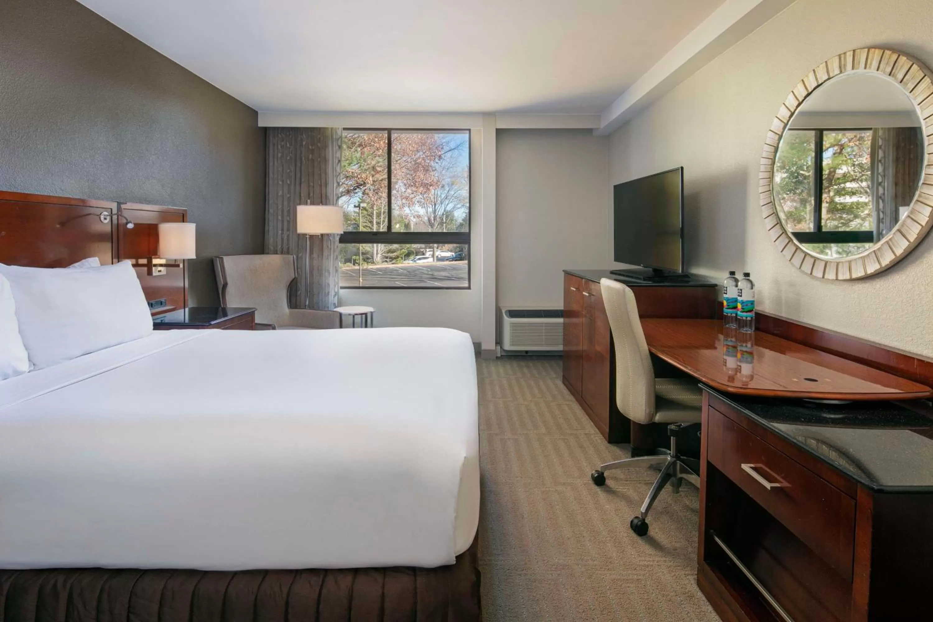 Deluxe Queen Room with Tub - Mobility/Hearing Accessible in Sonesta Charlotte Executive Park