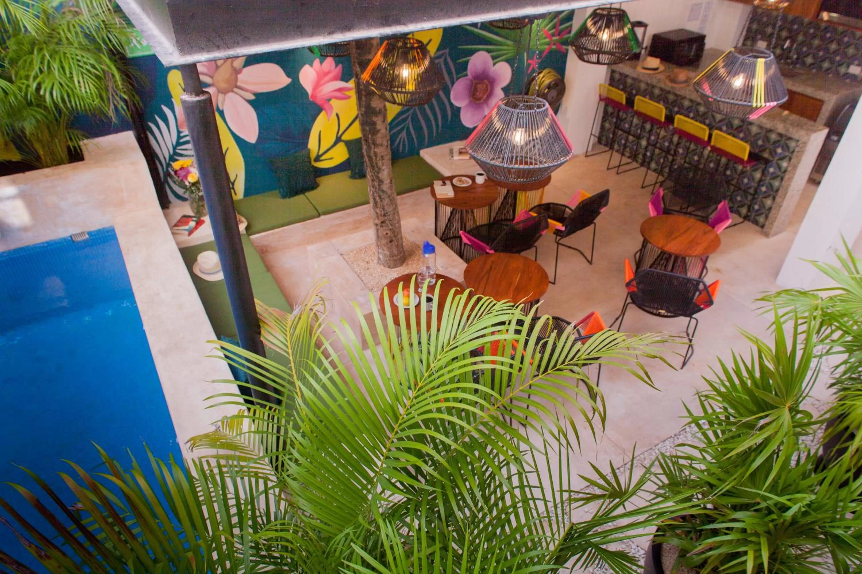 Communal kitchen in Latino Hotel Boutique