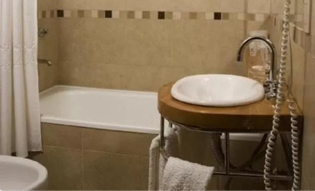 Bathroom in Hosteria Roblesur