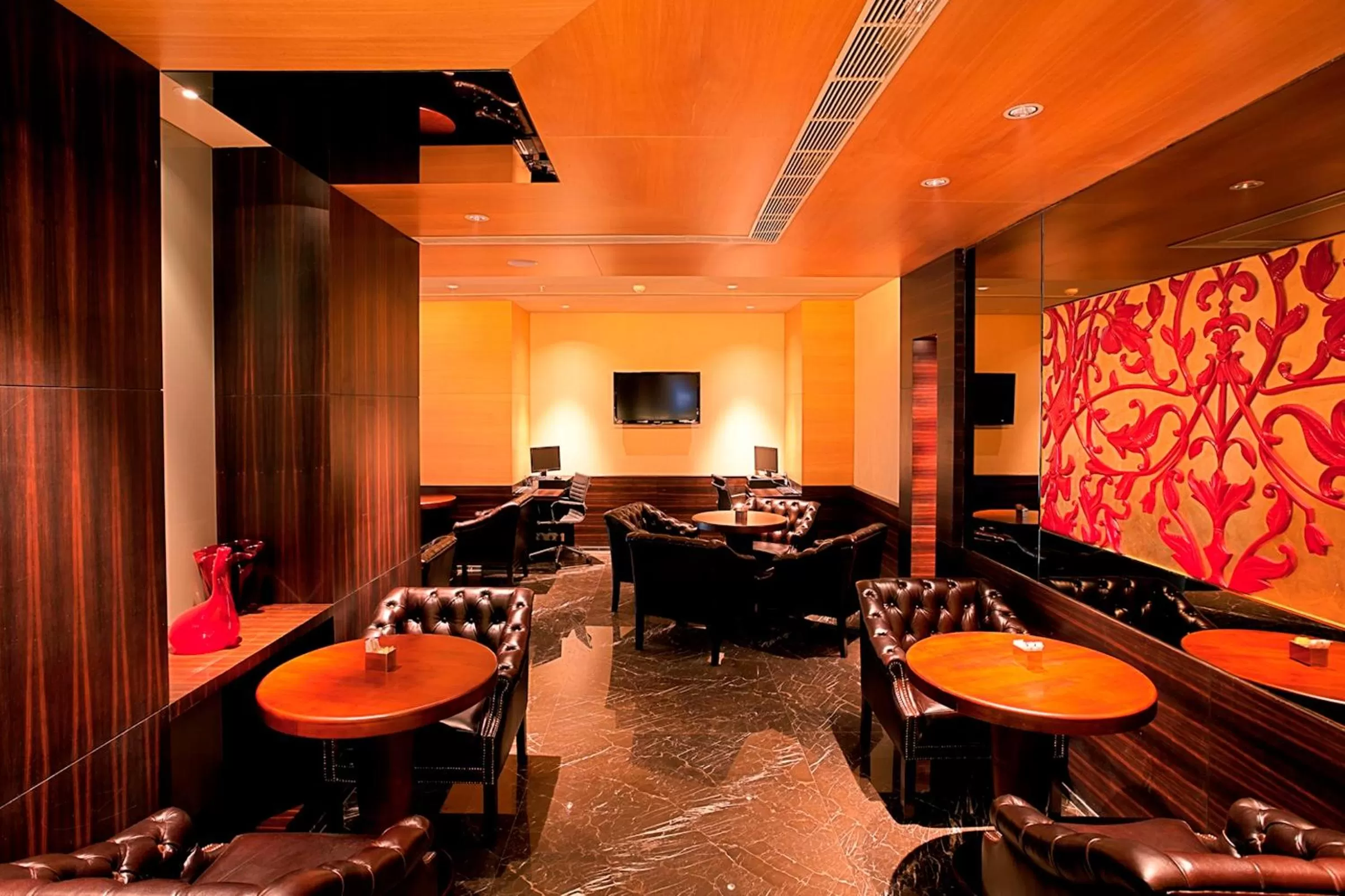 Communal lounge/ TV room in Radisson Blu Hotel Chennai City Centre