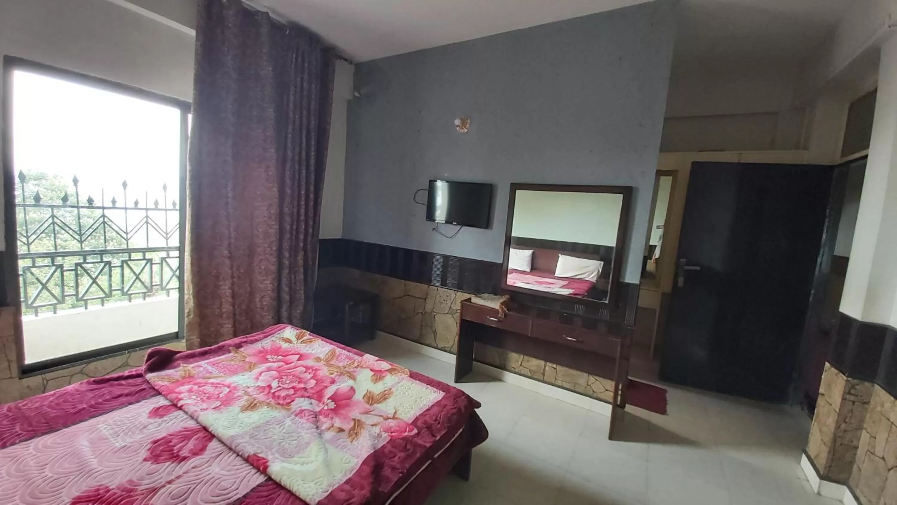 Bedroom, Bed in Mount Heaven Hotel Murree