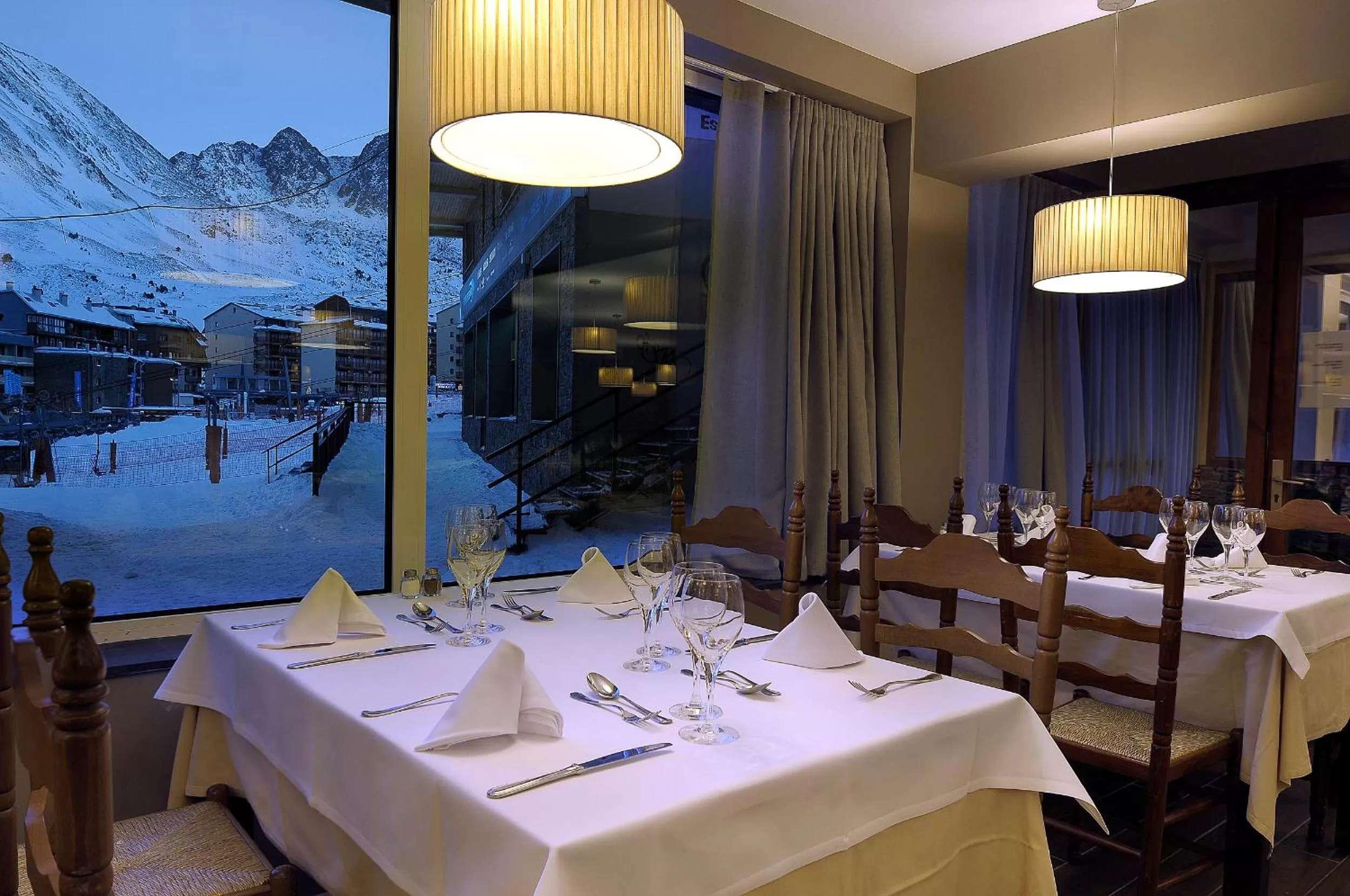 Restaurant/places to eat in Hotel Kandahar