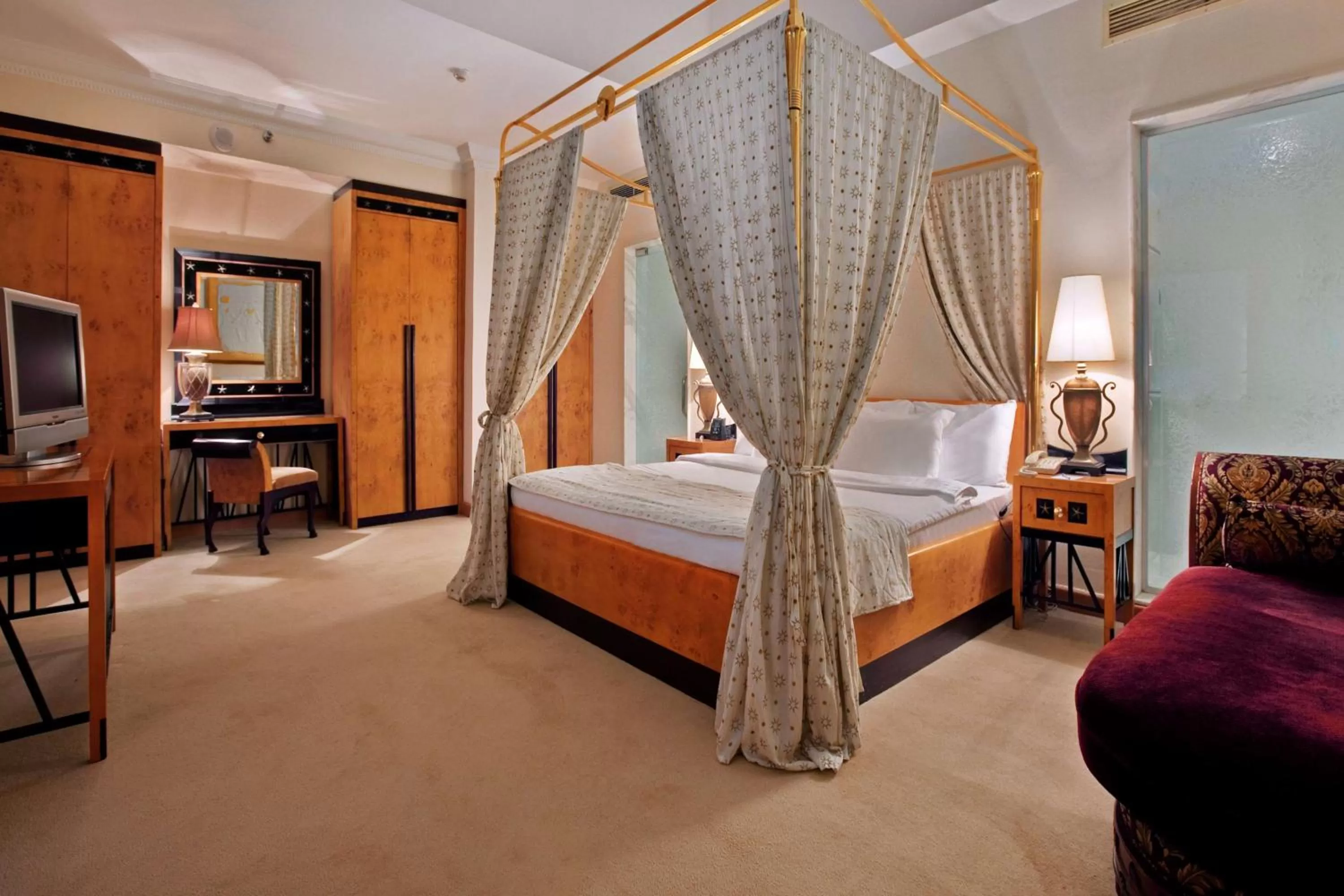 Bed in Hilton Alexandria Green Plaza