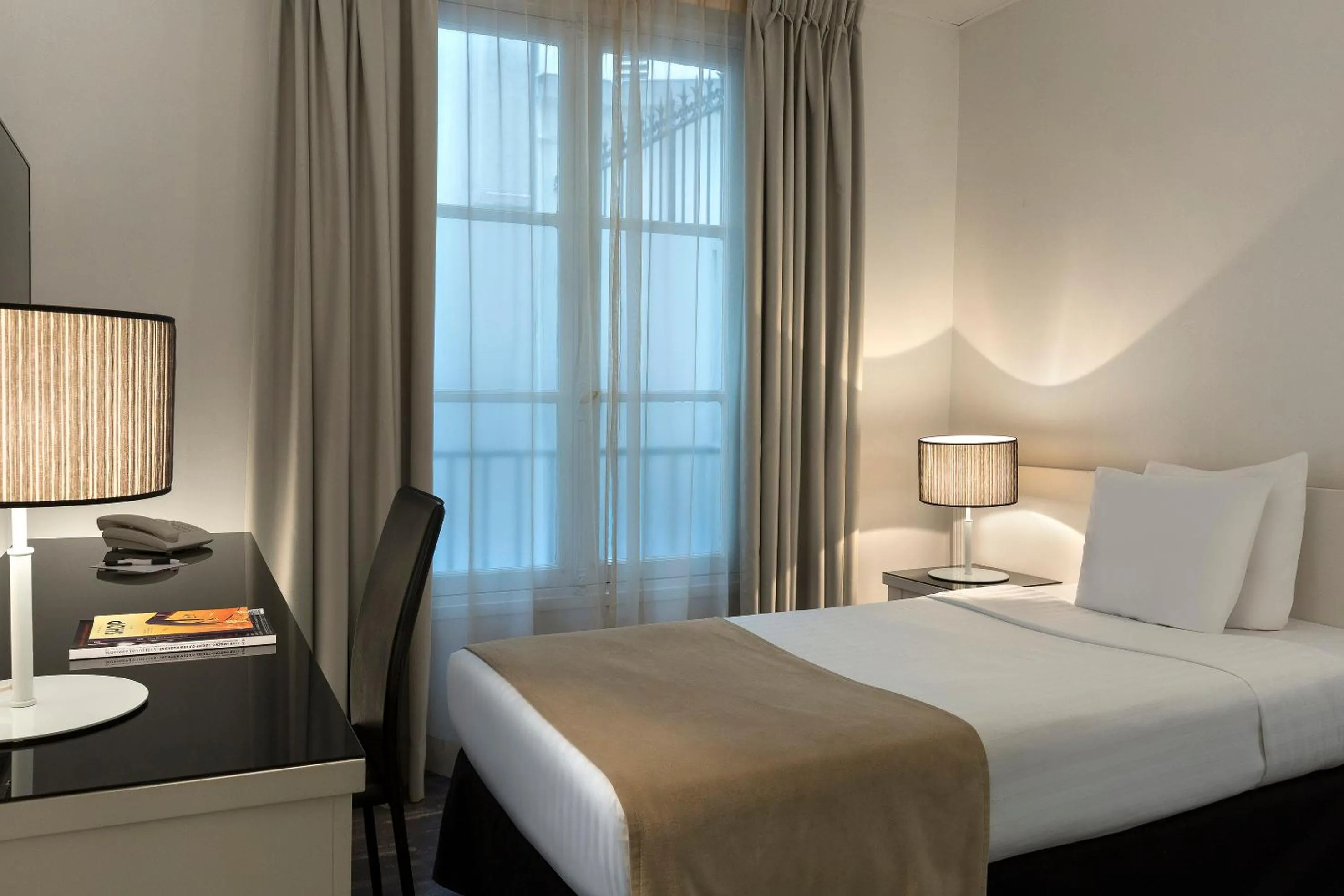 Bed in Hotel Paris Opera Affiliated by Meliá