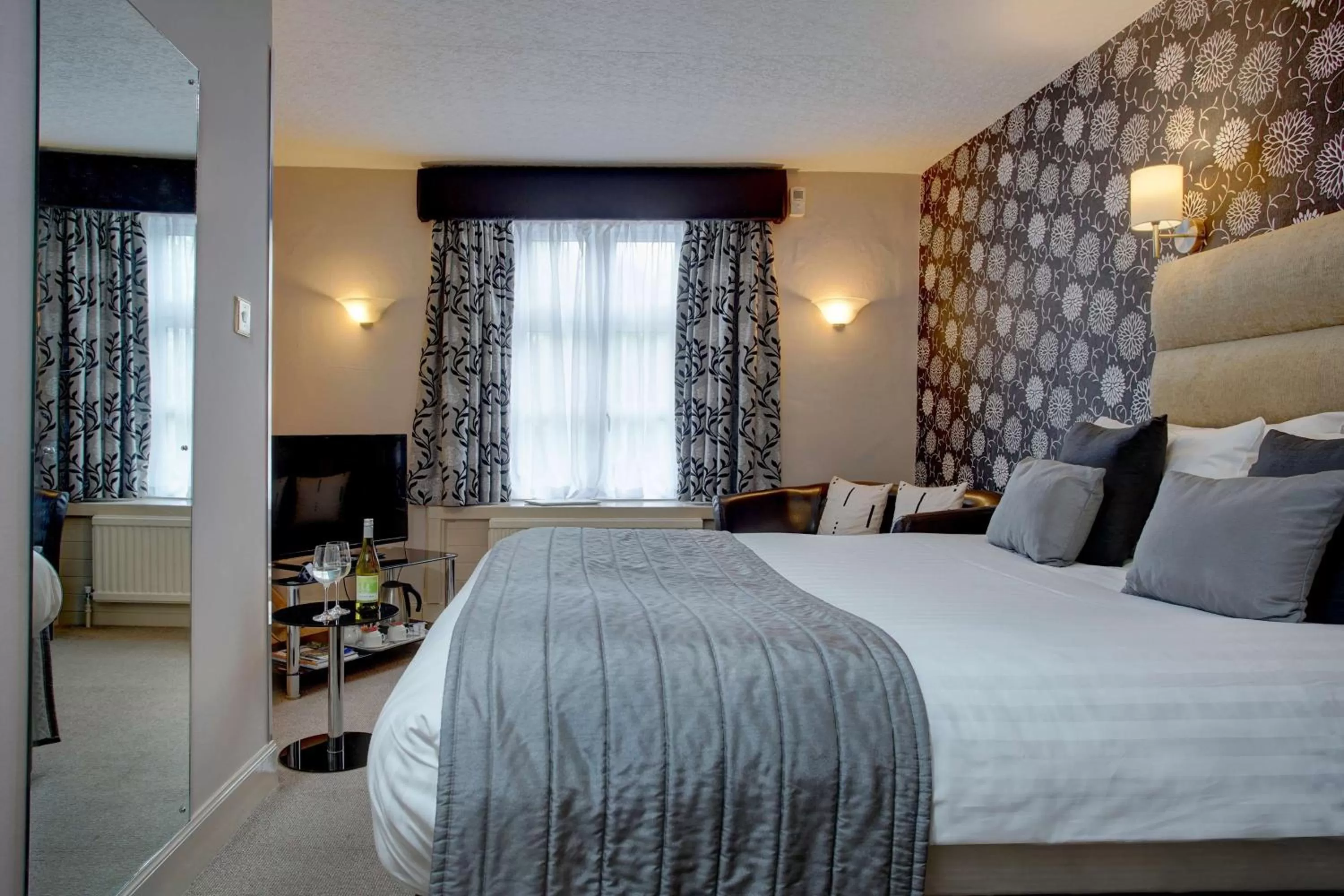 Photo of the whole room, Bed in All Seasons Philipburn, BW Signature Collection