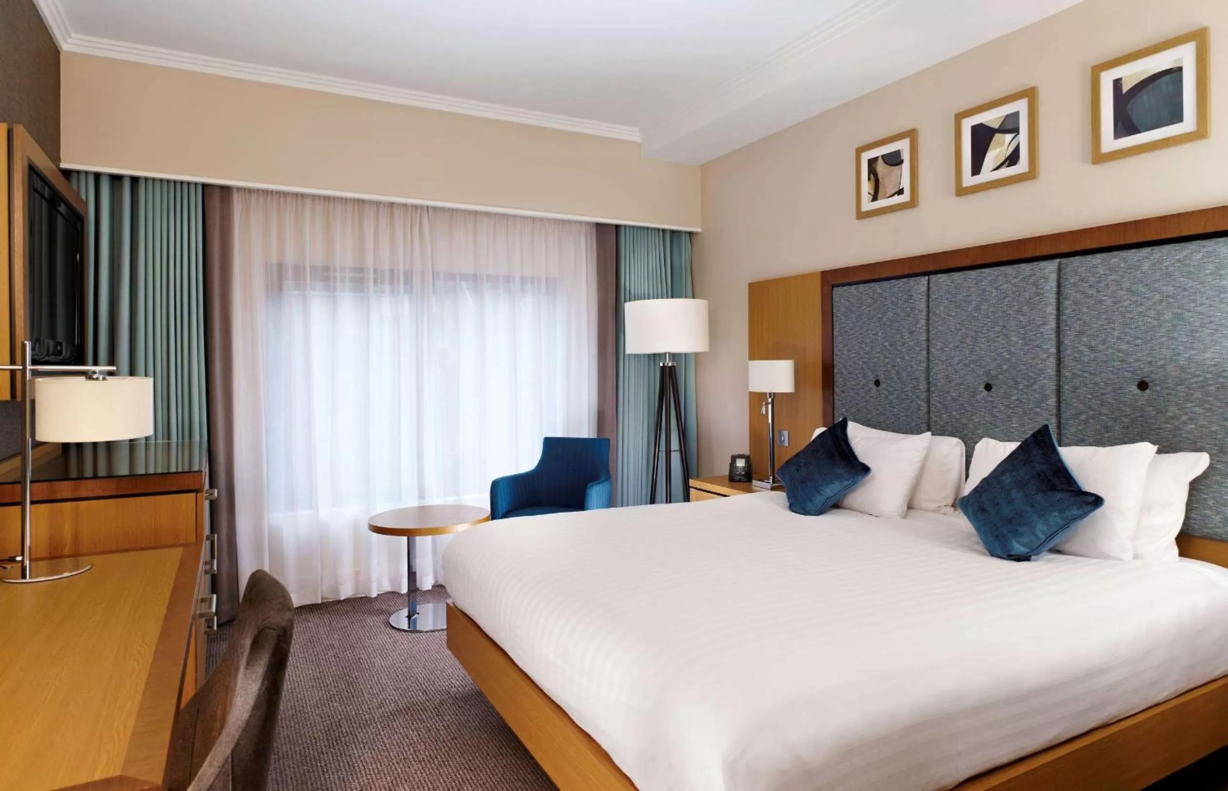 Bedroom, Bed in DoubleTree by Hilton London Victoria