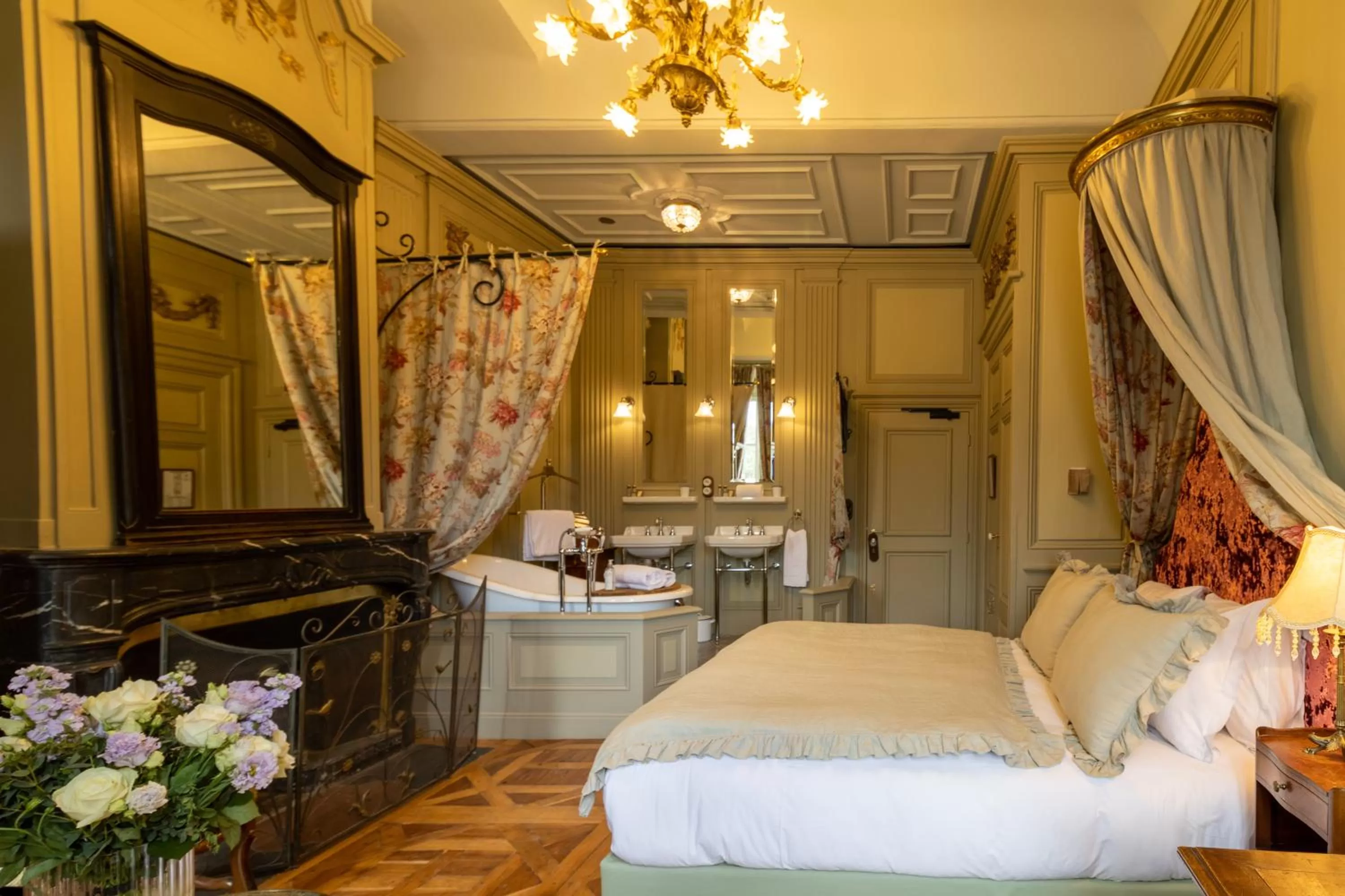 Bathroom, Bed in Bayard Bellecour