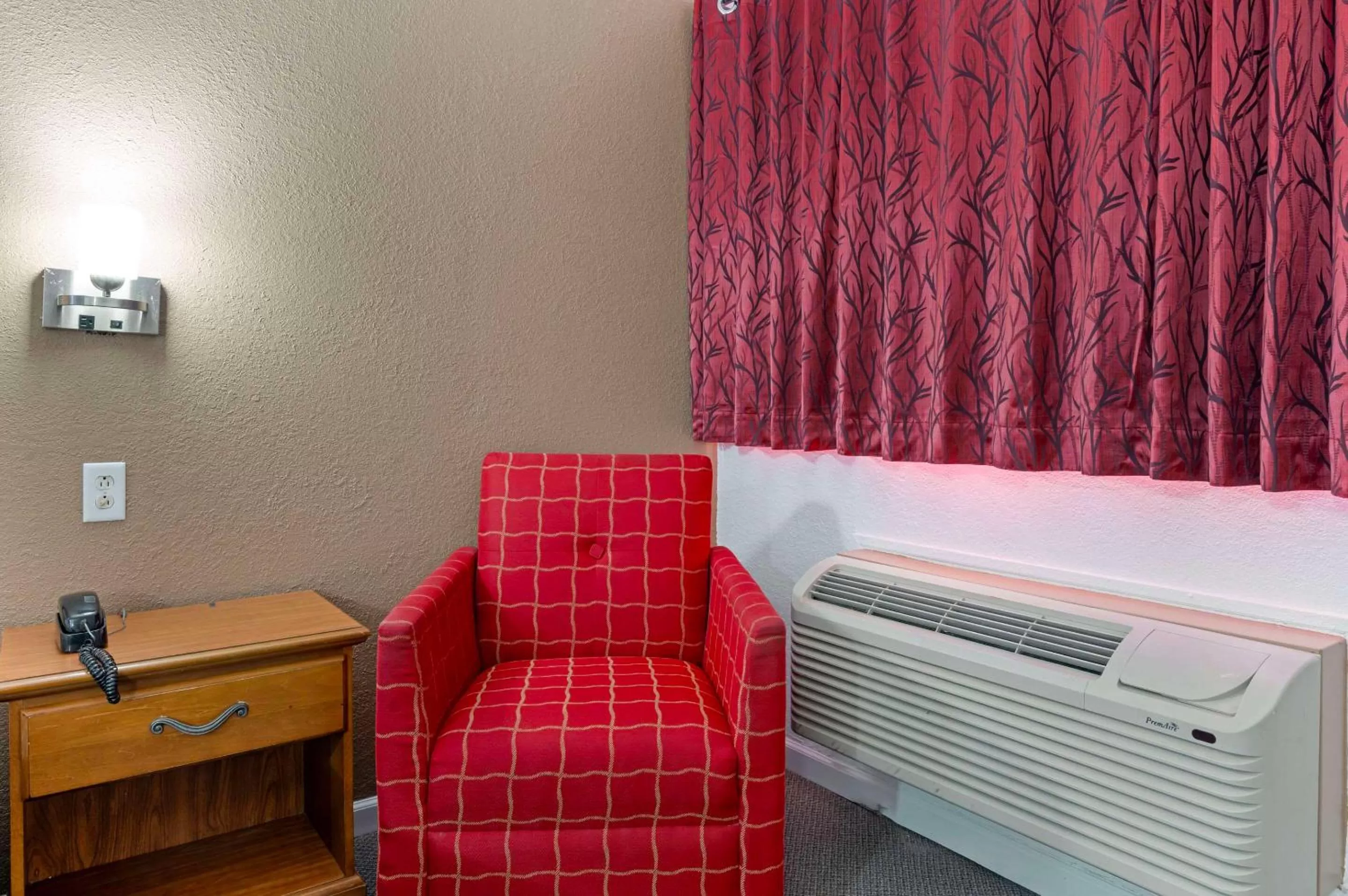 Bedroom in Rodeway Inn Terre Haute near University