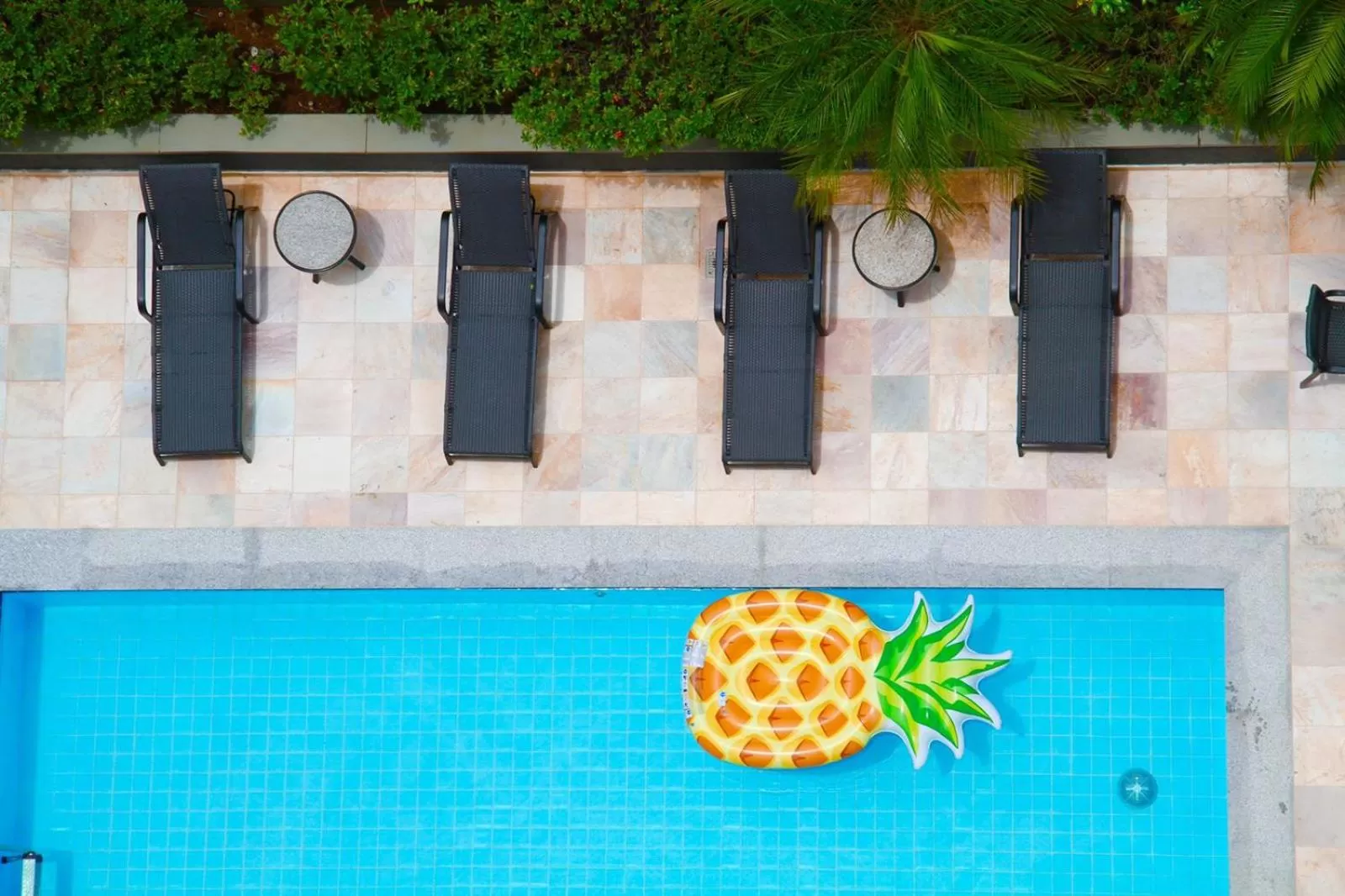 Swimming pool in Max Savassi Apart Service