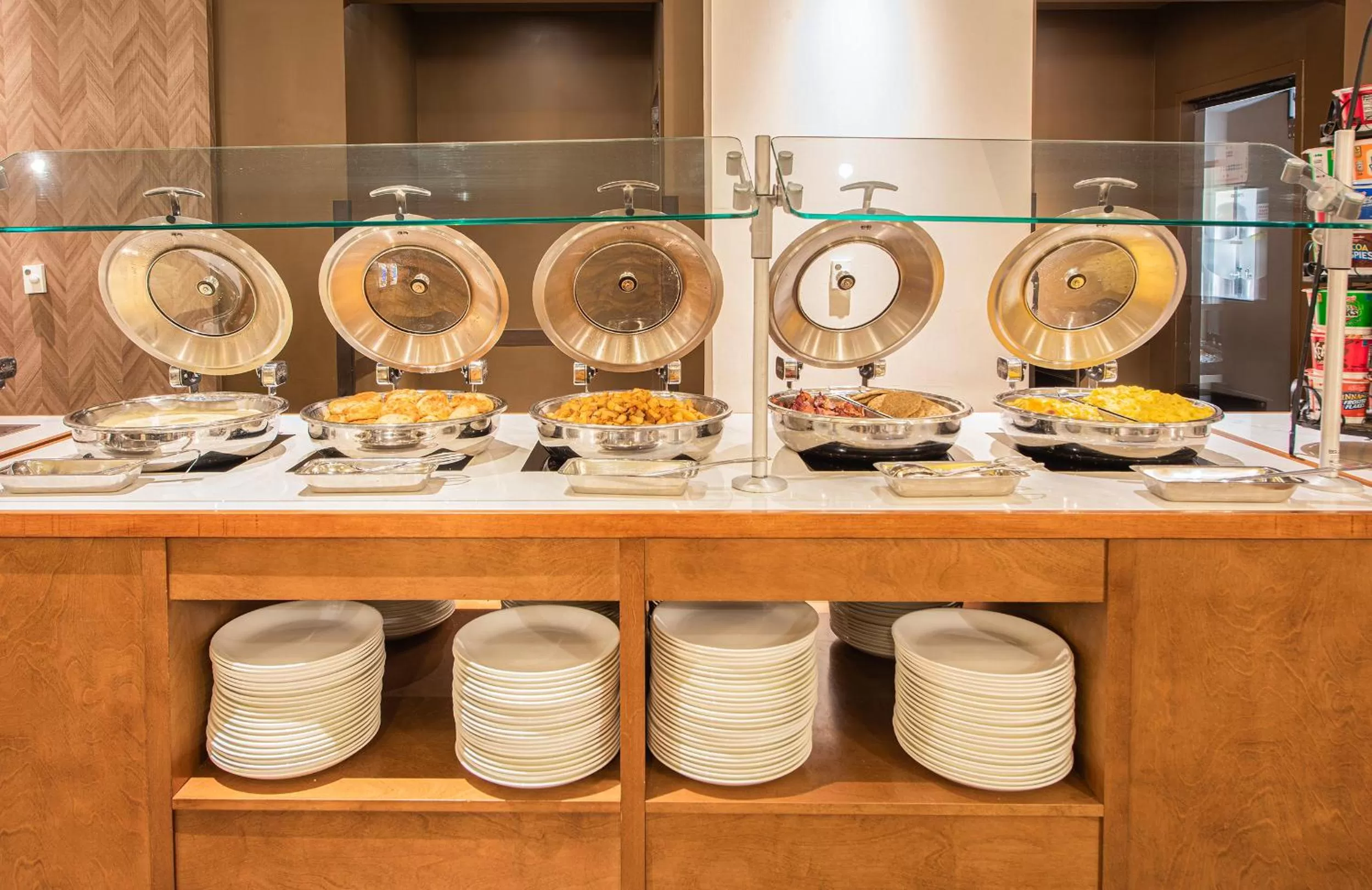 Buffet breakfast in The Guest House at Graceland