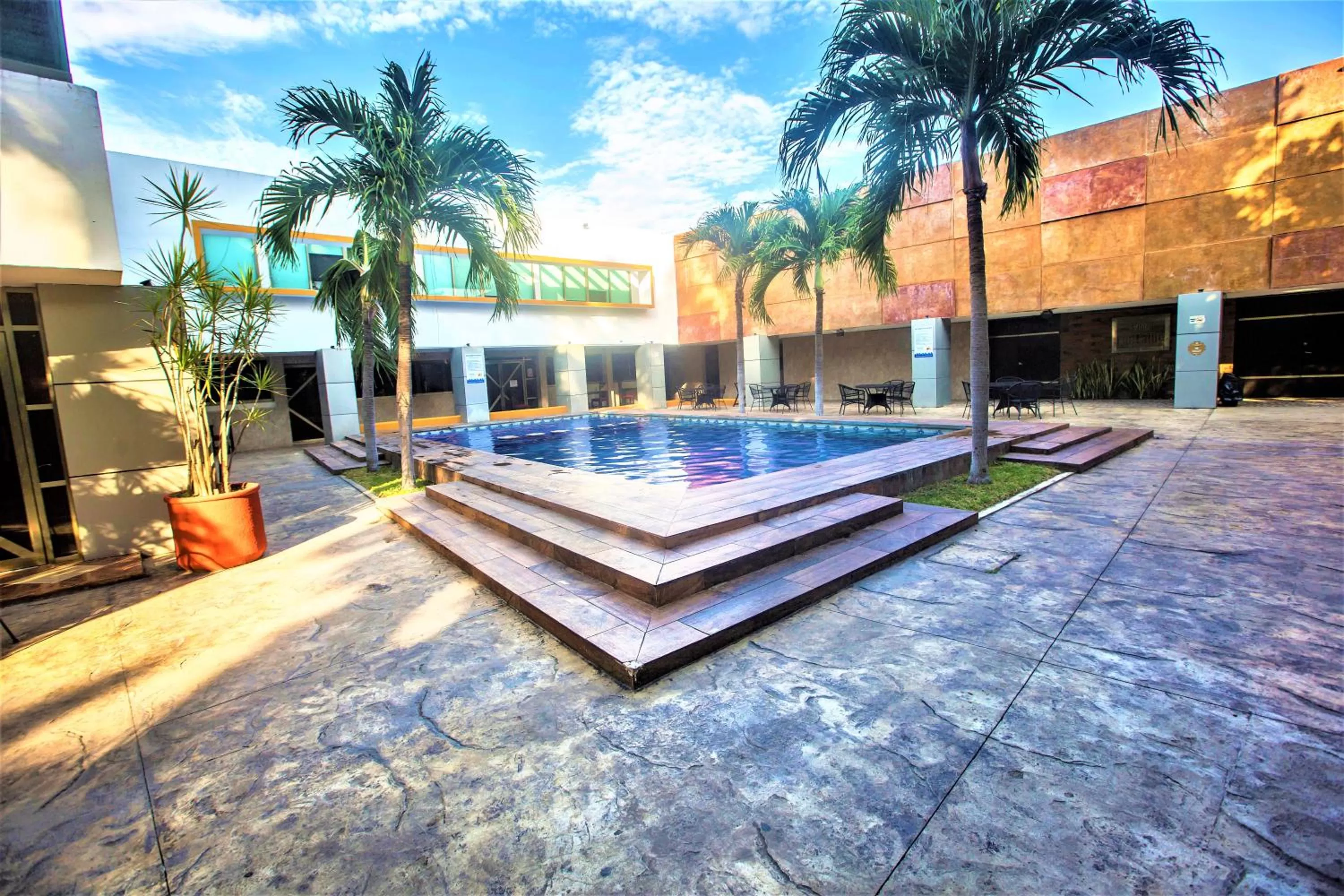 Swimming pool in Hotel Plaza Mirador