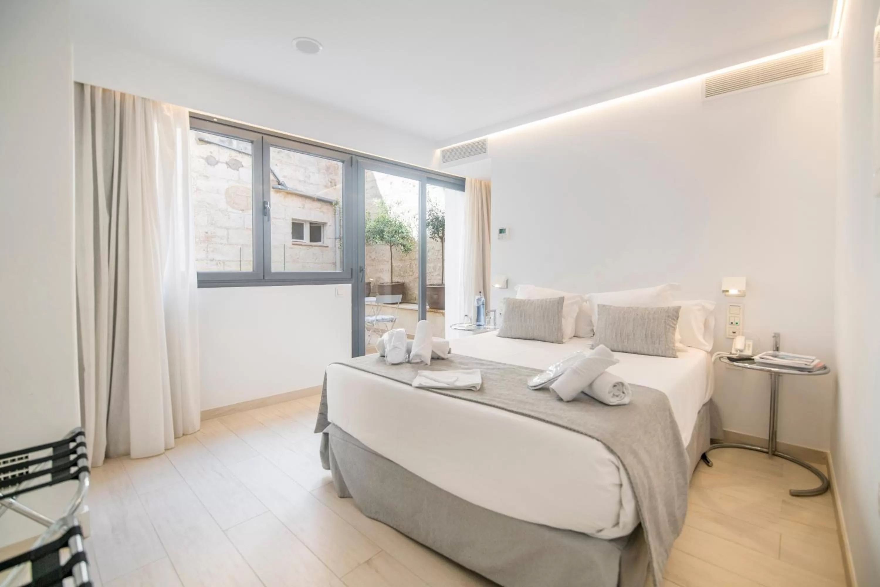 Balcony/Terrace, Bed in Sindic Hotel - Adults Only