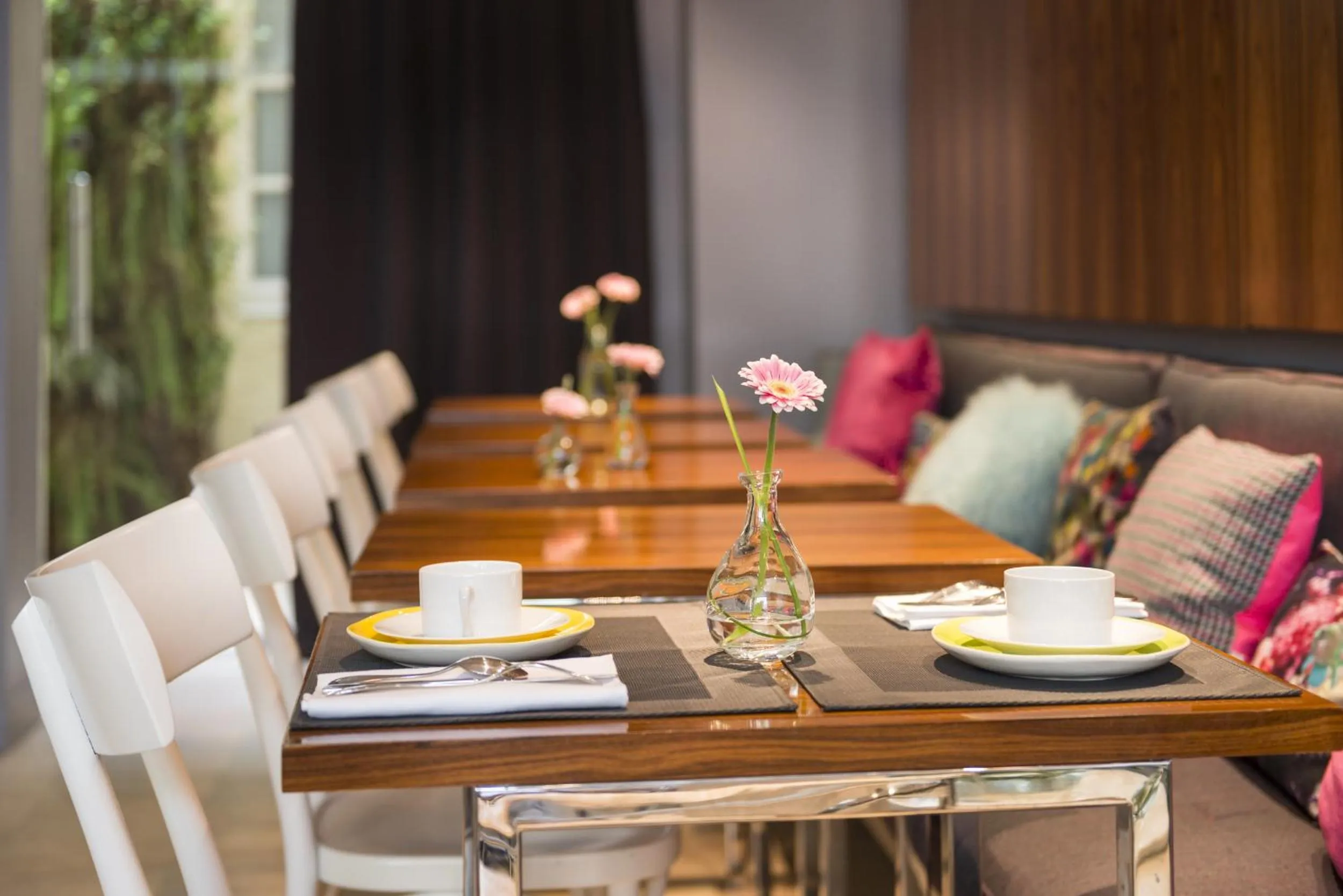 Restaurant/places to eat in Hotel Le Placide Saint-Germain Des Prés