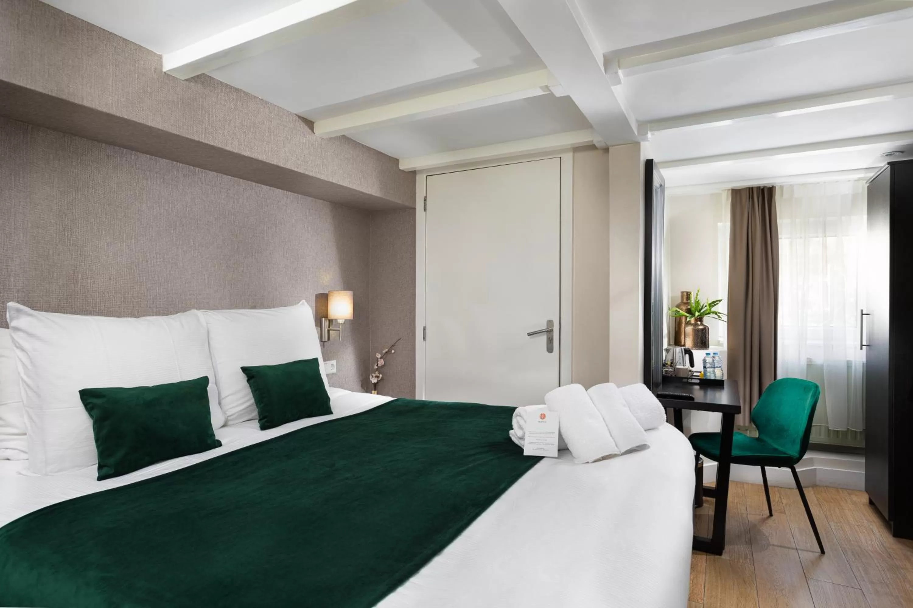 Photo of the whole room, Bed in NL Hotel District Leidseplein