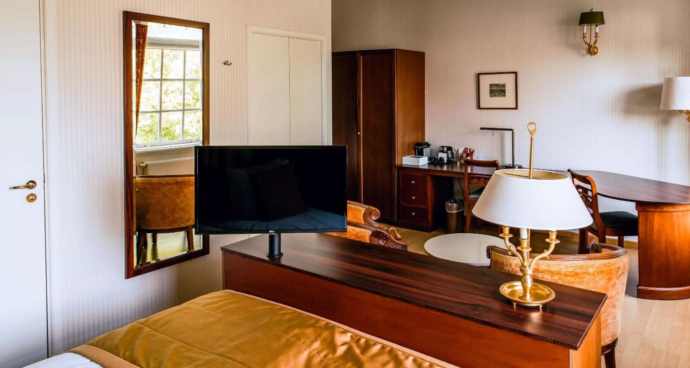 Bedroom, Bed in Grand Hotel Karel V