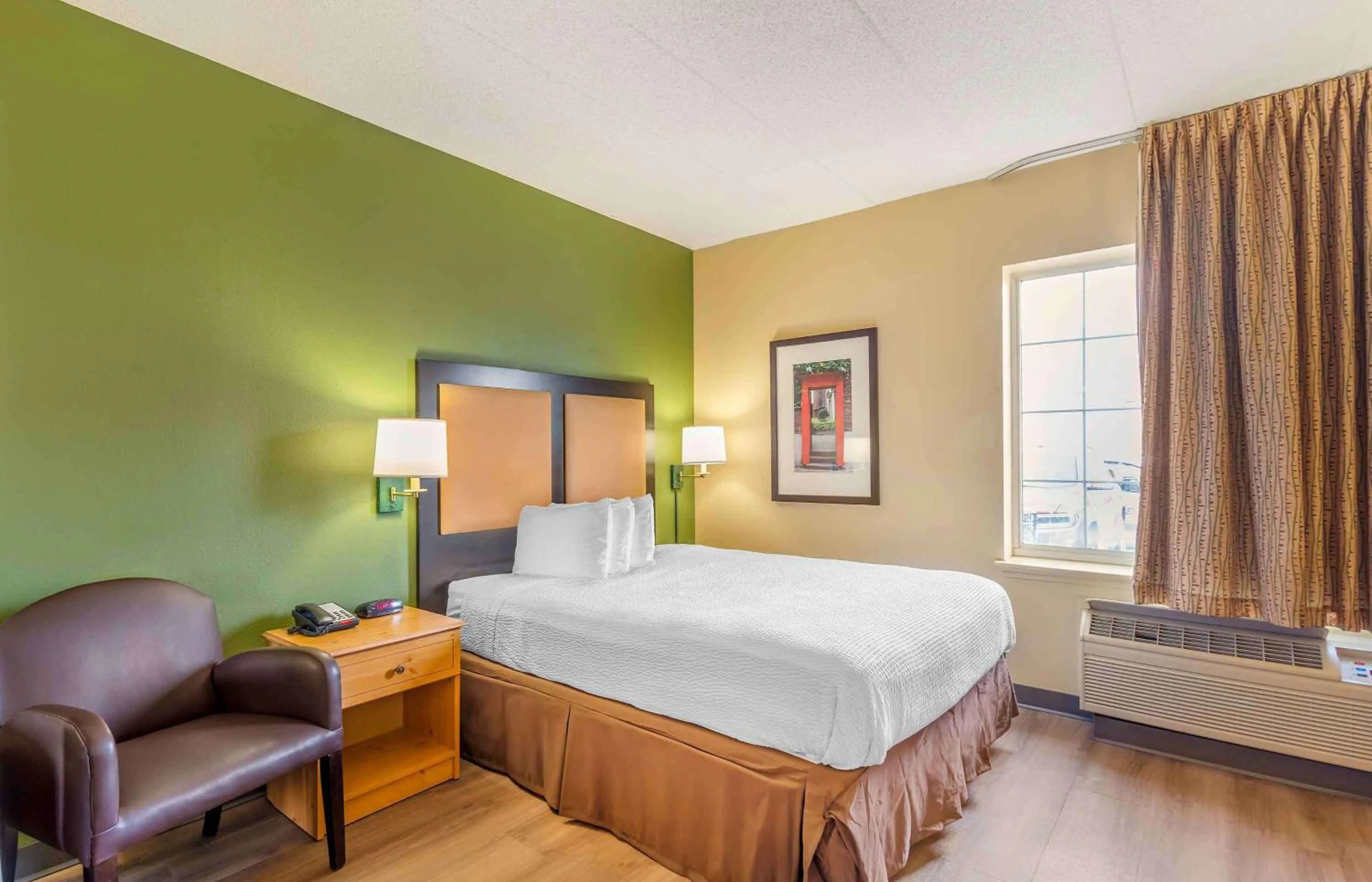 Bedroom, Bed in Extended Stay America Select Suites - Chicago - Lombard - Oakbrook