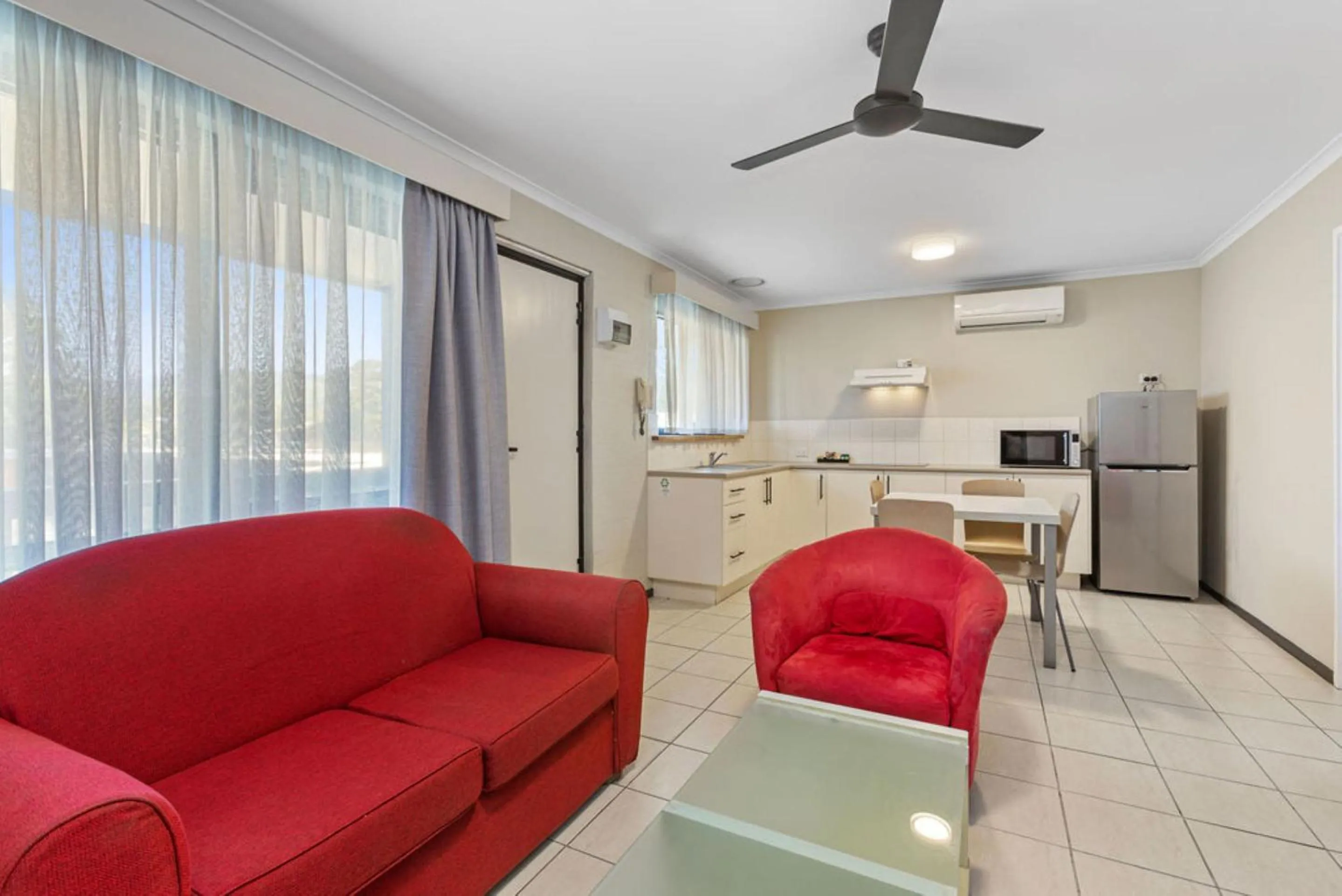 Kitchen or kitchenette, Seating Area in Best Western Apollo Bay Motel