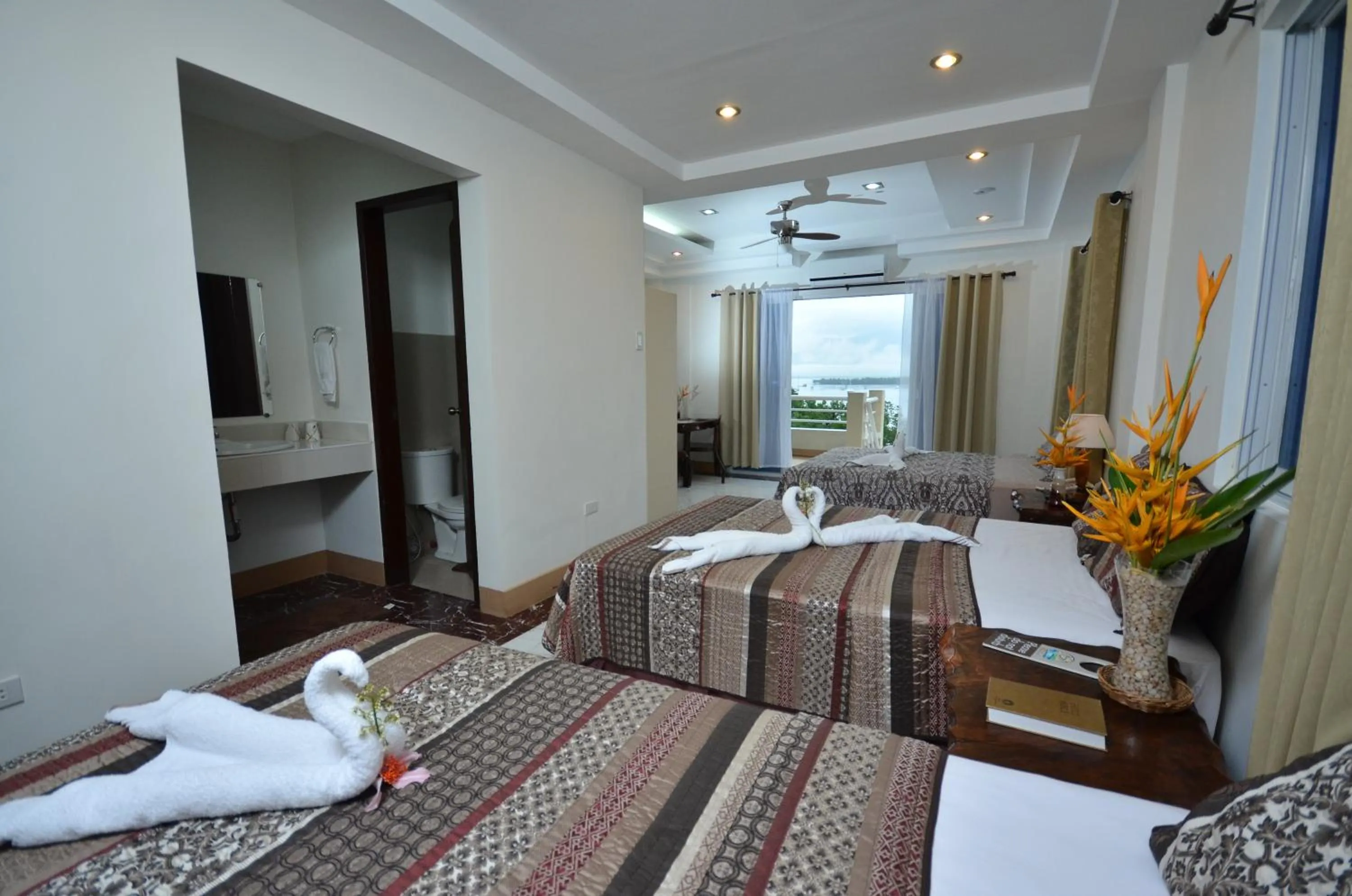 Shower, Bed in Villa de Sierra Vista Bay and Mountain View Inn