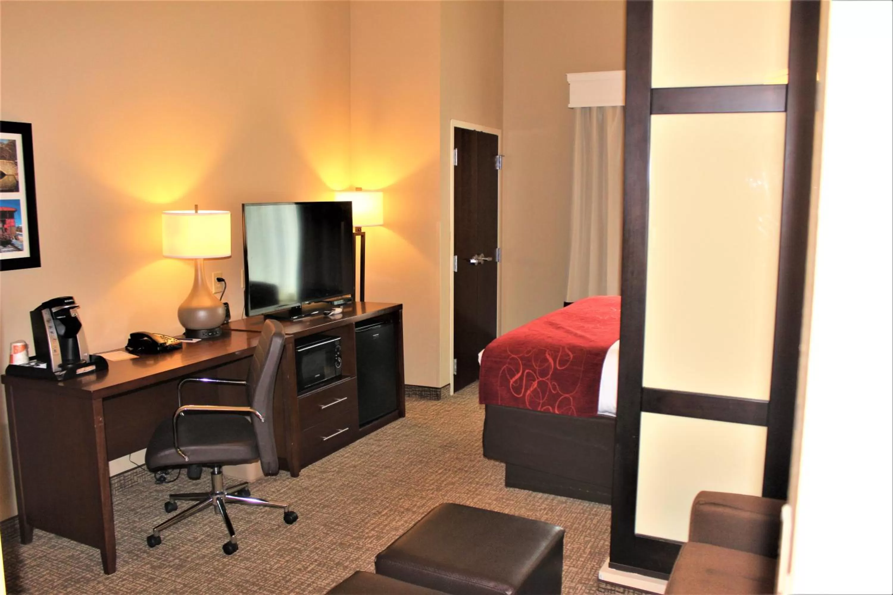 TV and multimedia in Comfort Suites Huntersville near Lake Norman