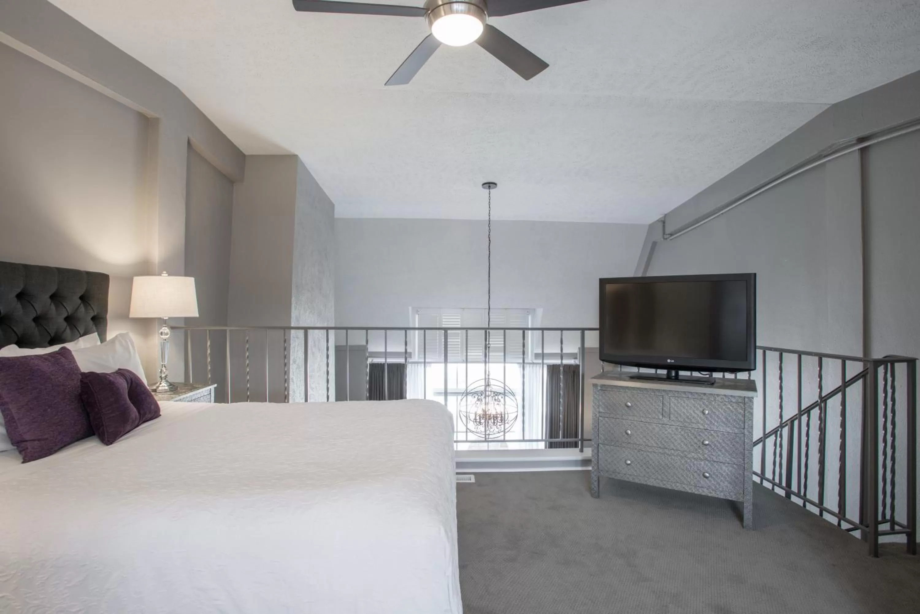 TV and multimedia, Bed in Magnolia Hotel Omaha