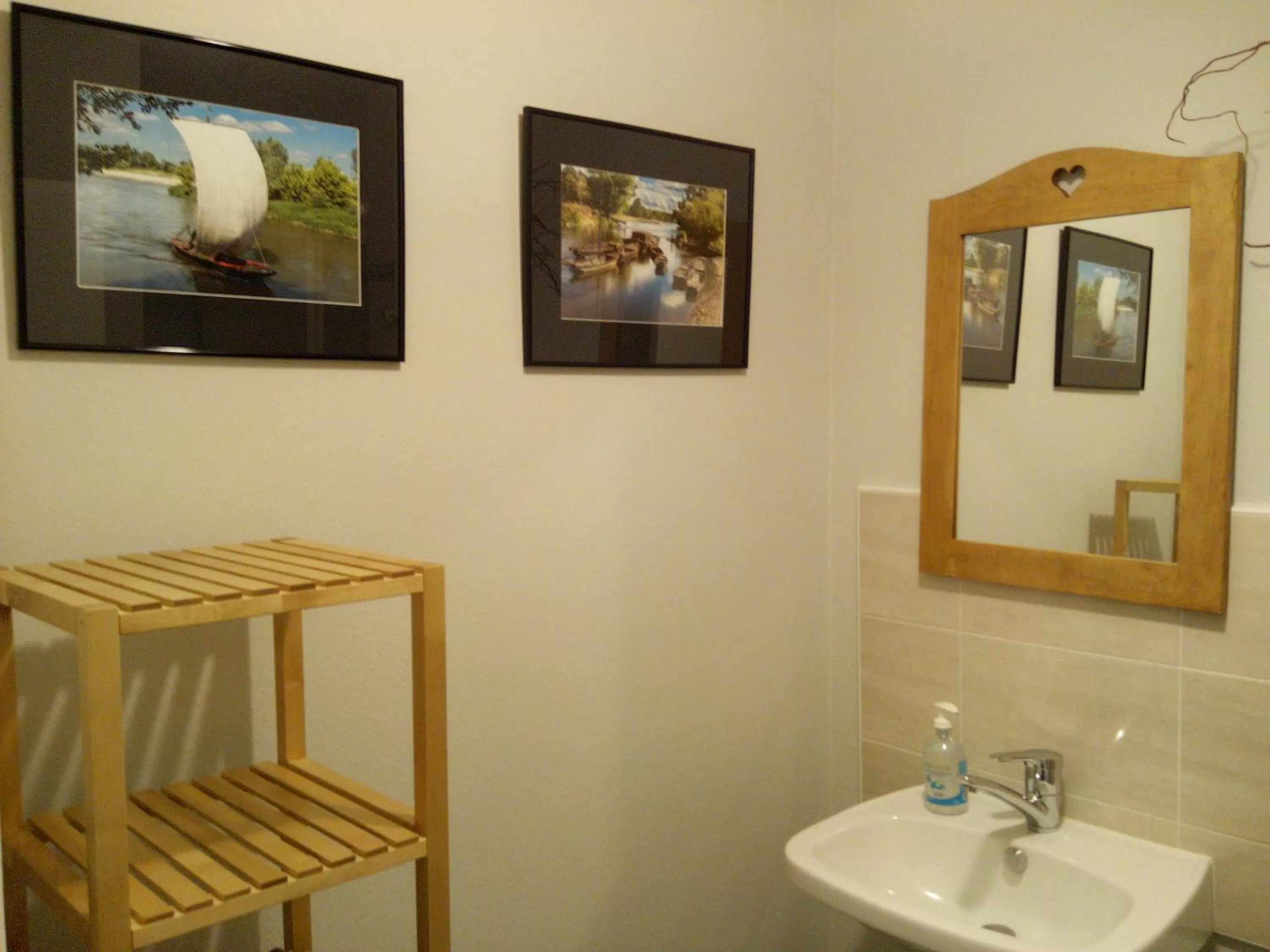 Bathroom in UN AIR MOULINOIS