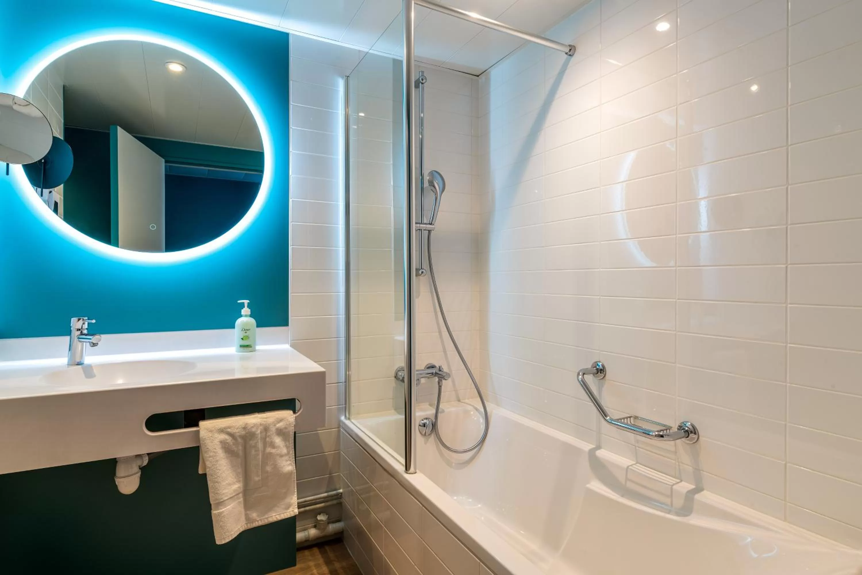 Bath in Holiday Inn Reims Centre by IHG