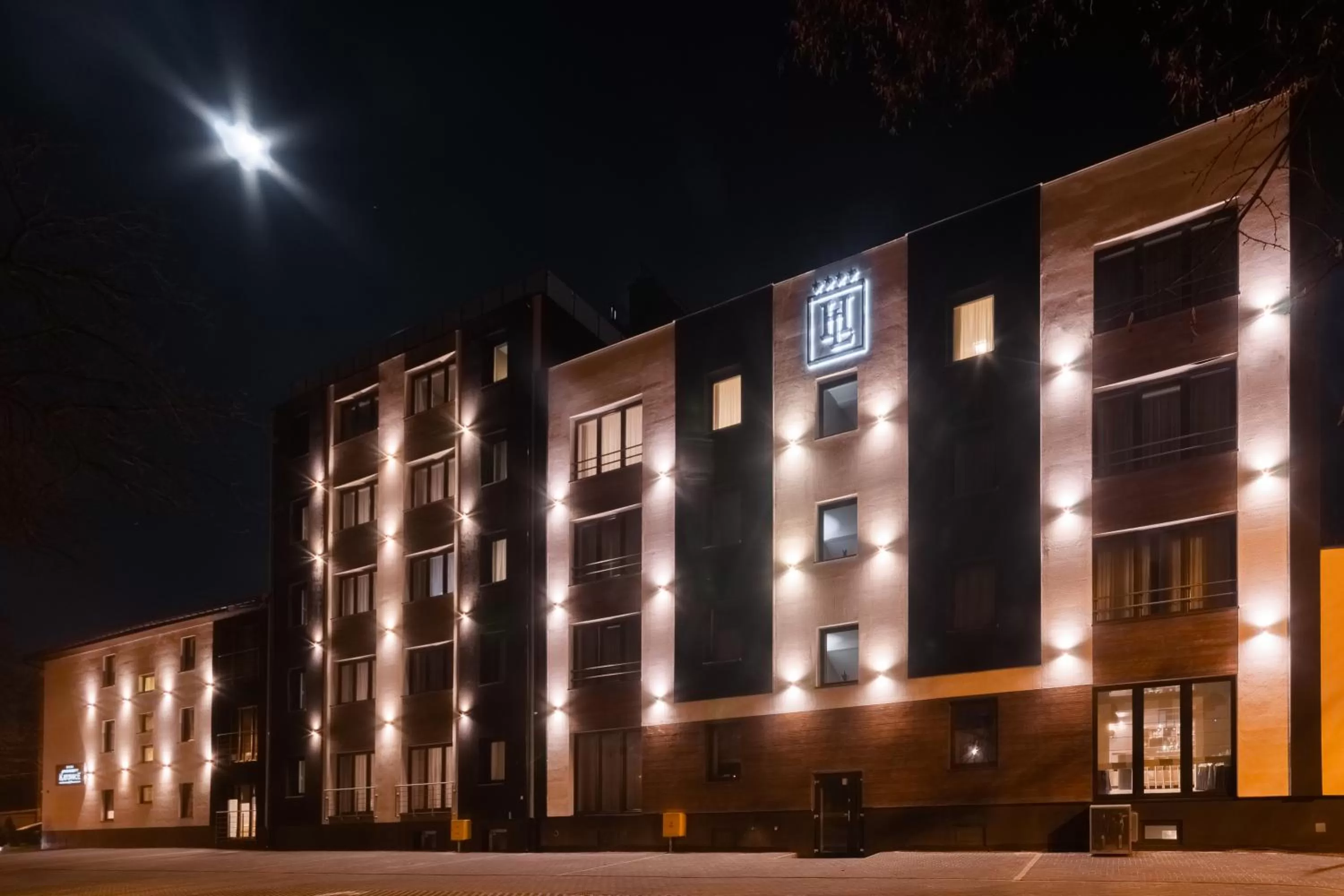 Facade/entrance in Hotel Lantier & Swimming Pool Zone