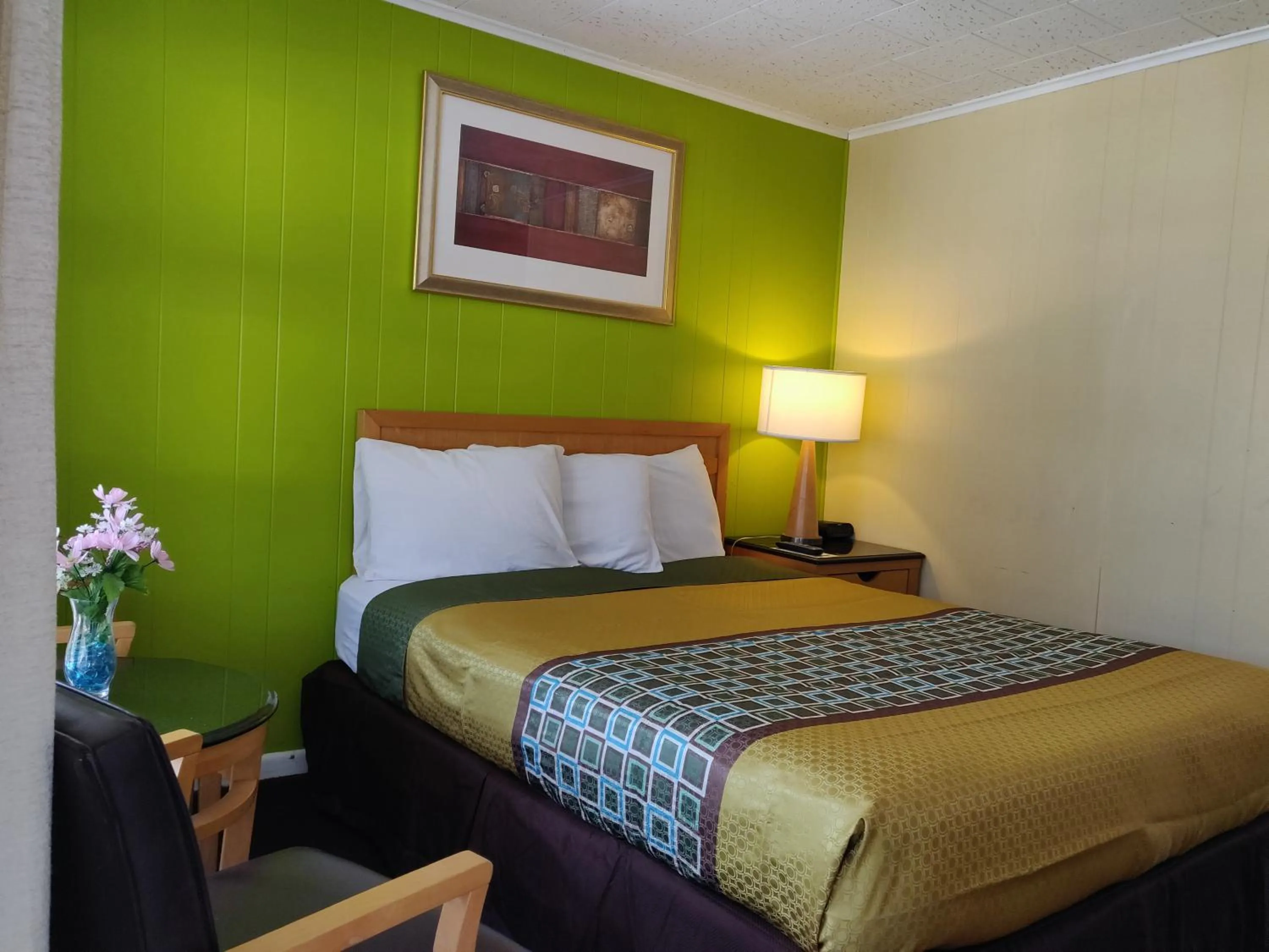 Bed in Pinebrook Motel