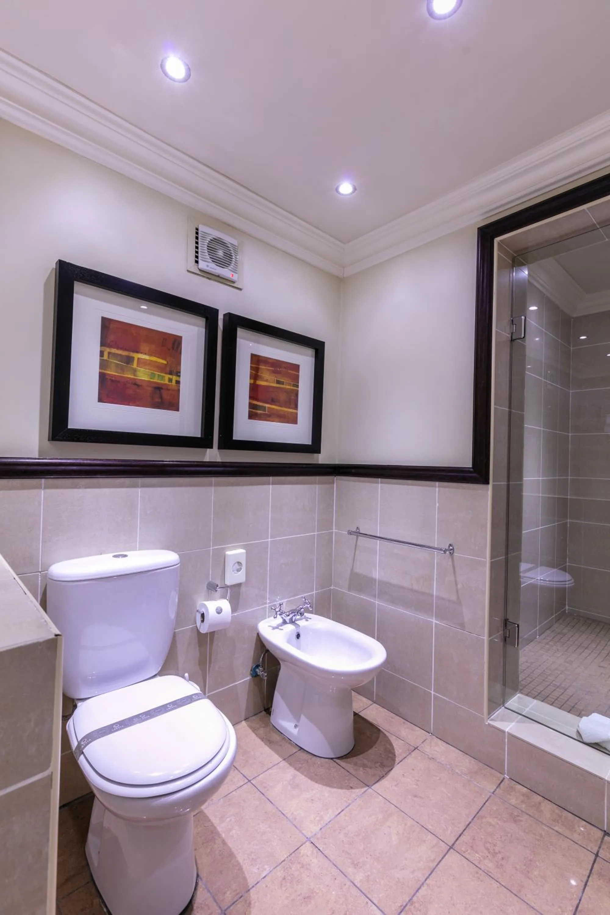 Toilet in Cresta President Hotel