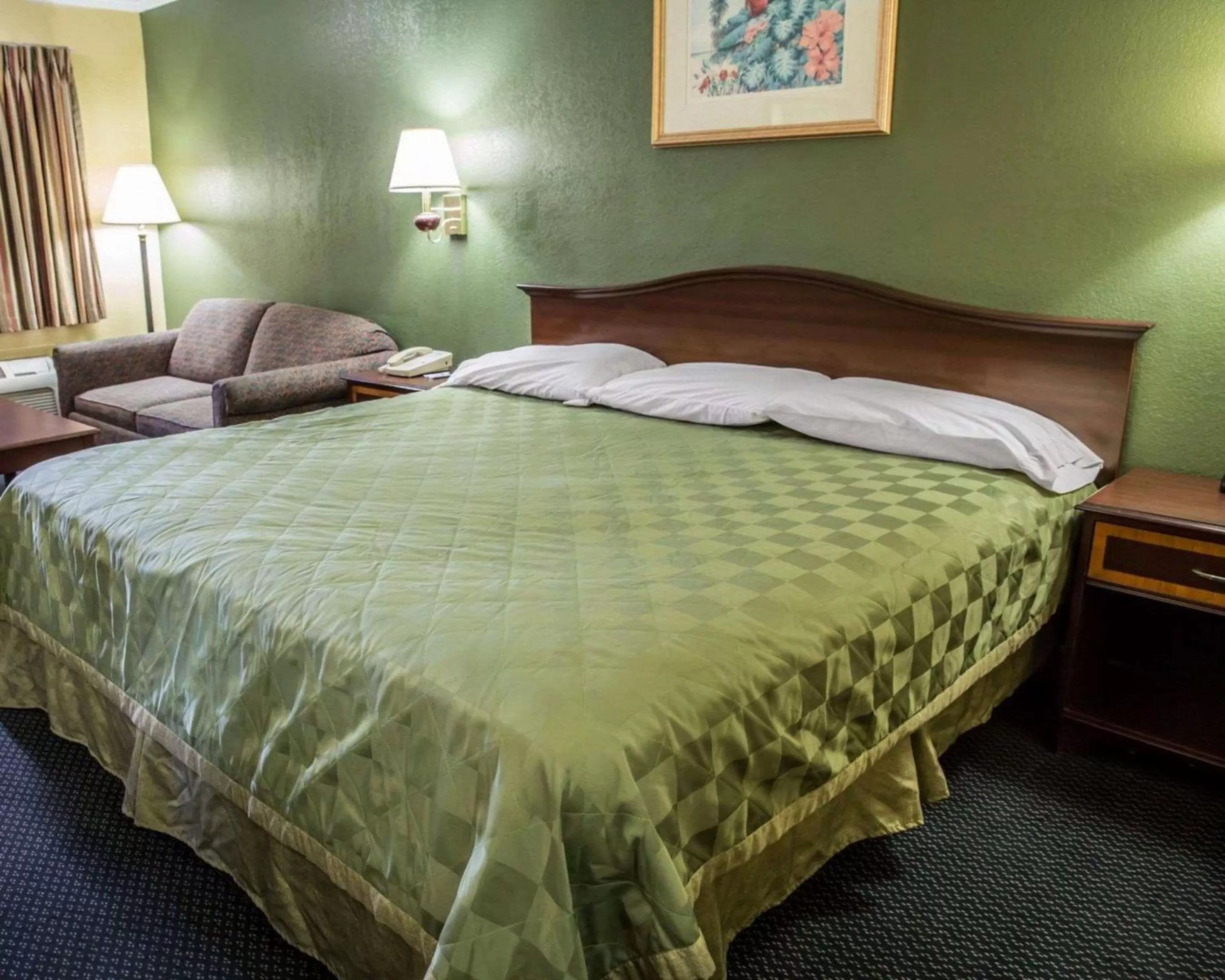 Photo of the whole room, Bed in Rodeway Inn & Suites Plymouth Hwy 64