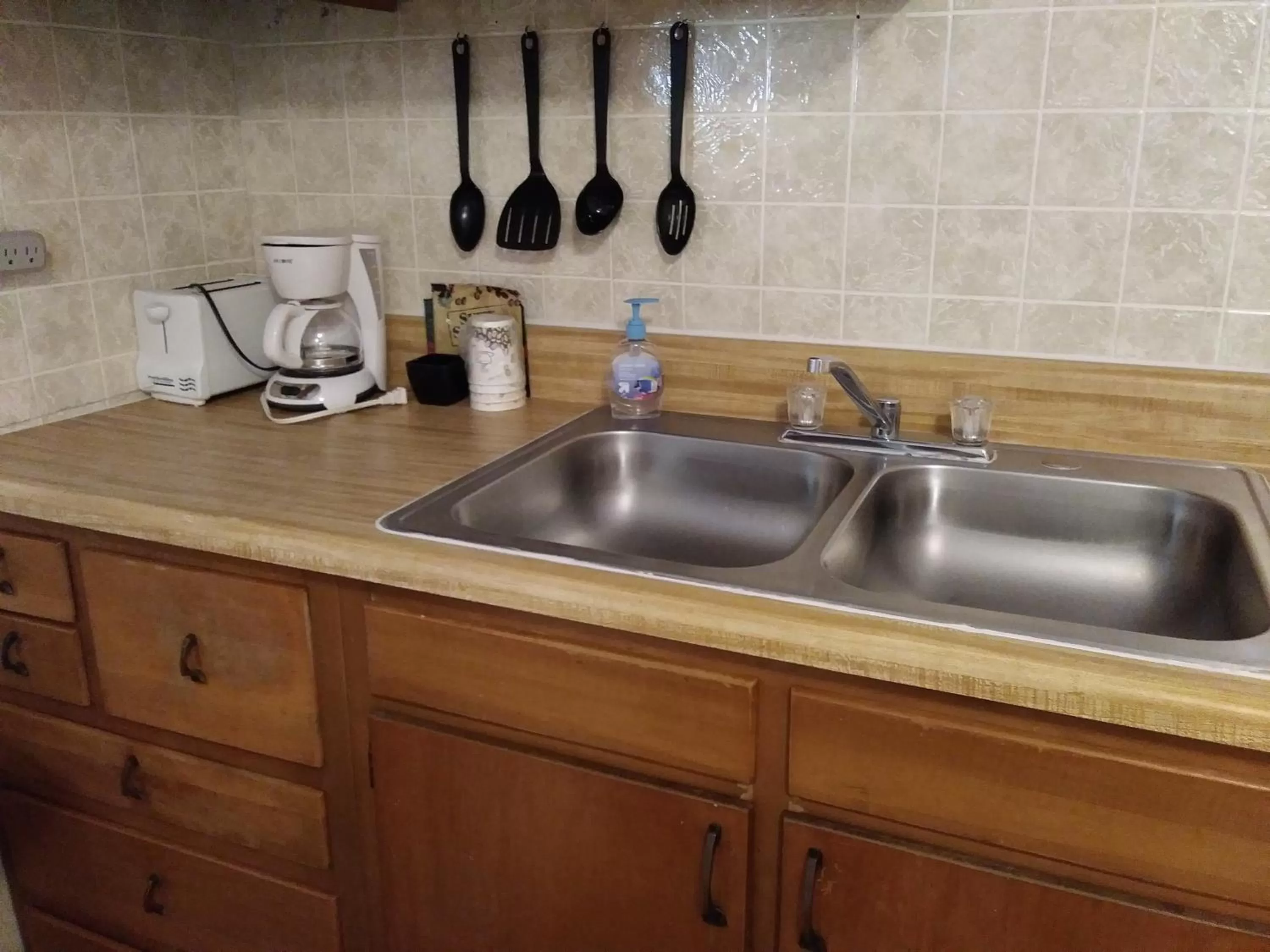 Kitchen/Kitchenette in Riverbend Lodging