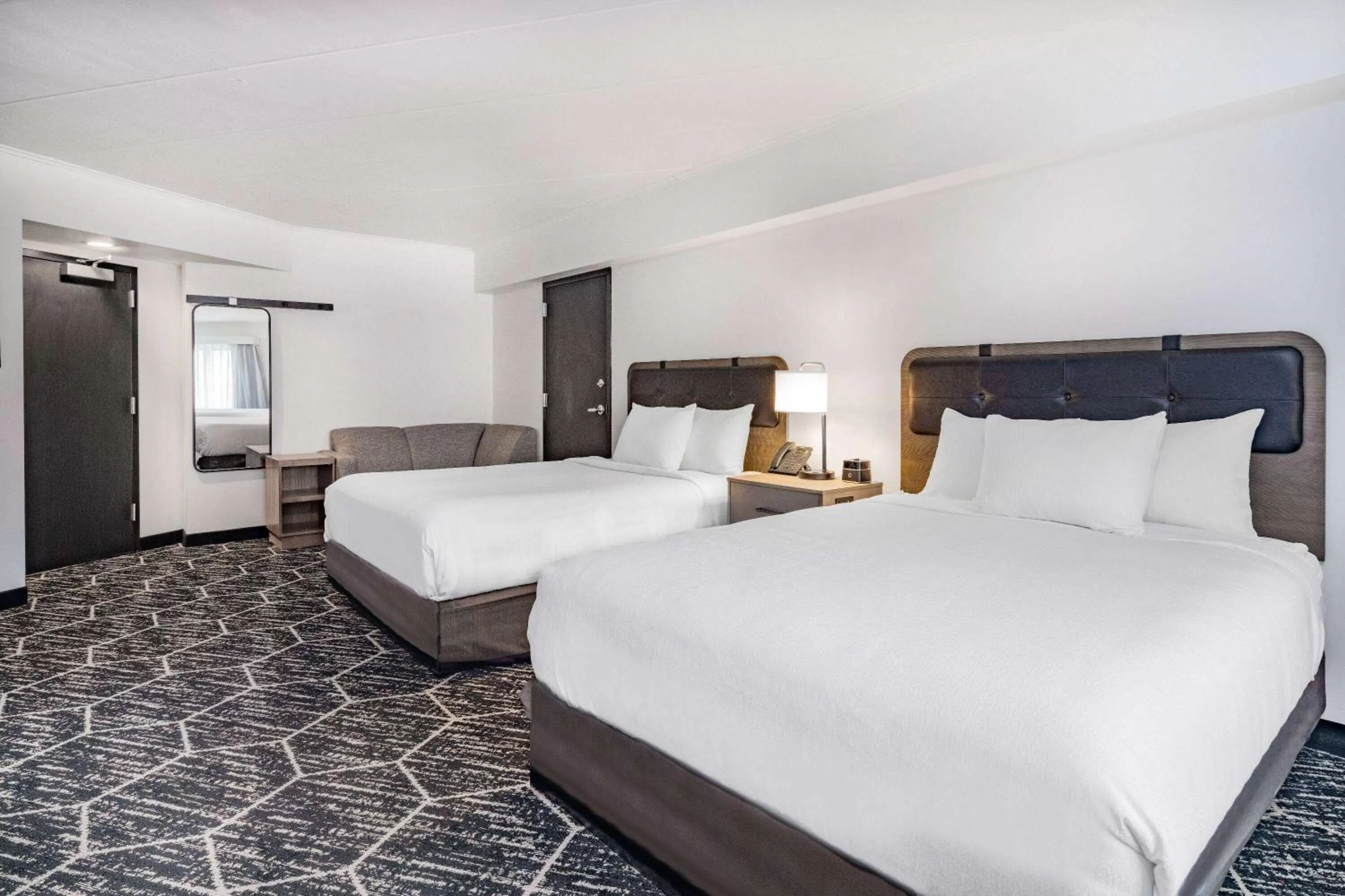 Photo of the whole room, Bed in La Quinta by Wyndham Chicago O'Hare Airport