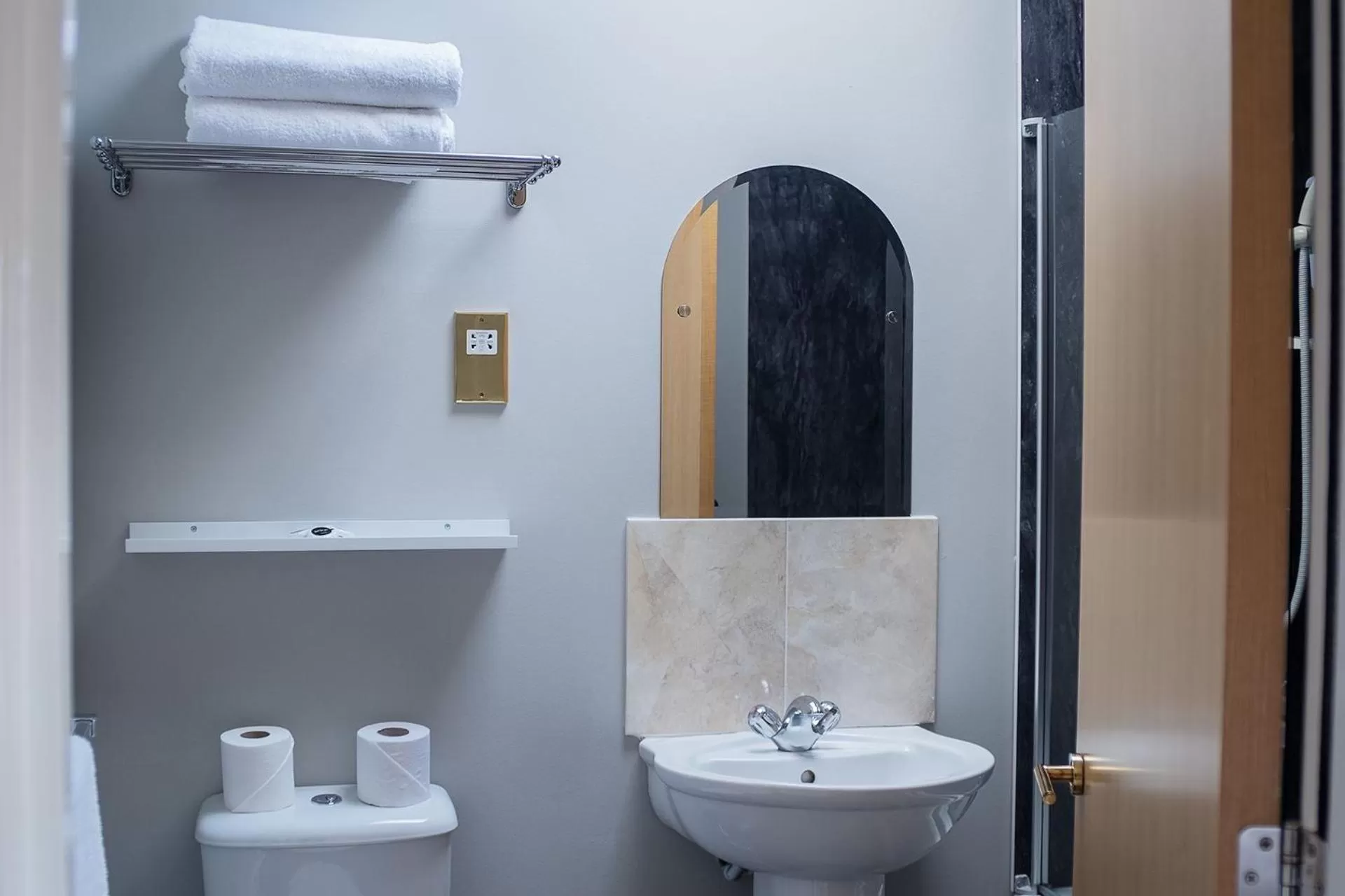 Bathroom in Airlie Arms Hotel