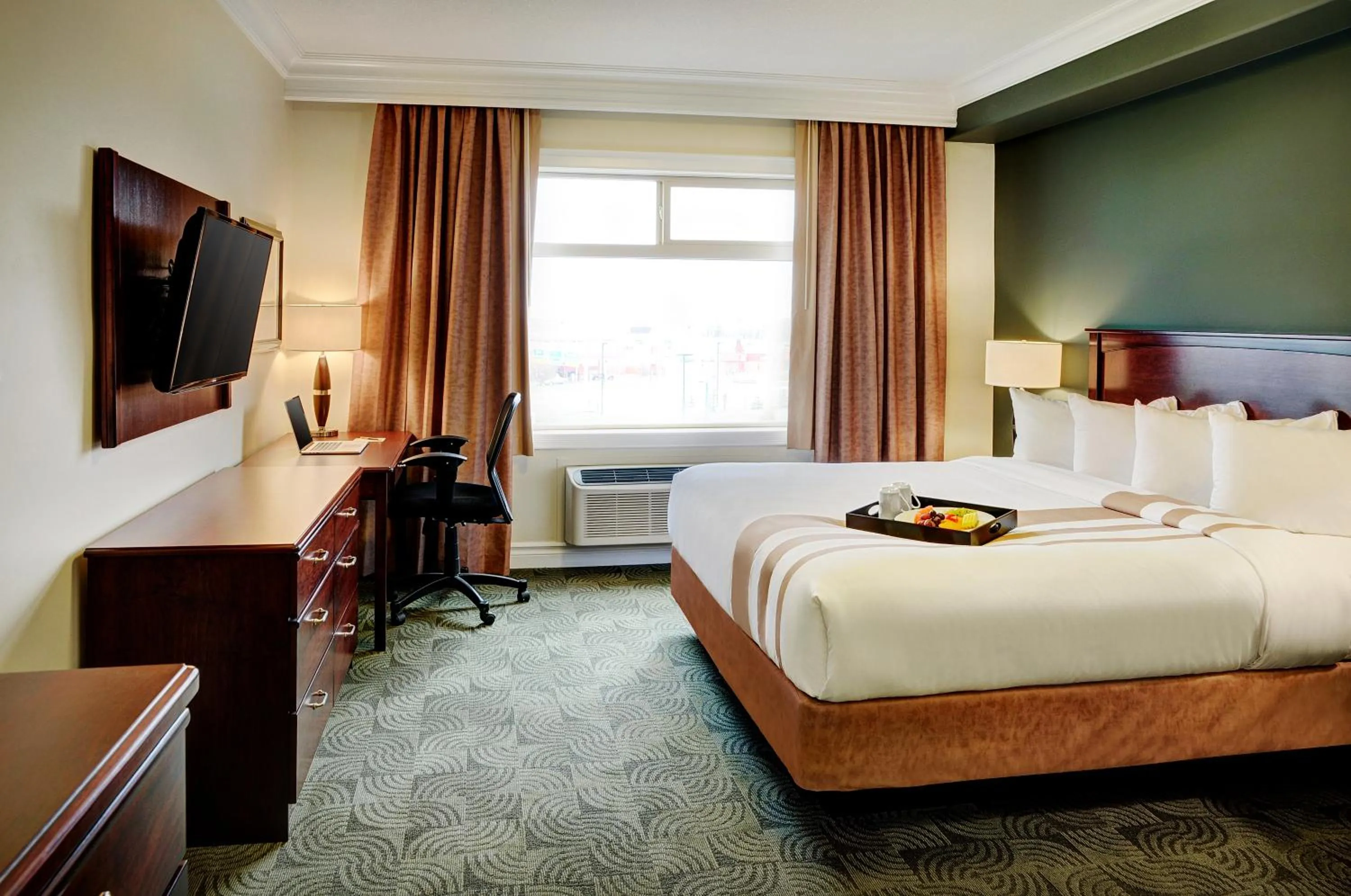 Photo of the whole room, Bed in Chateau Nova Yellowhead