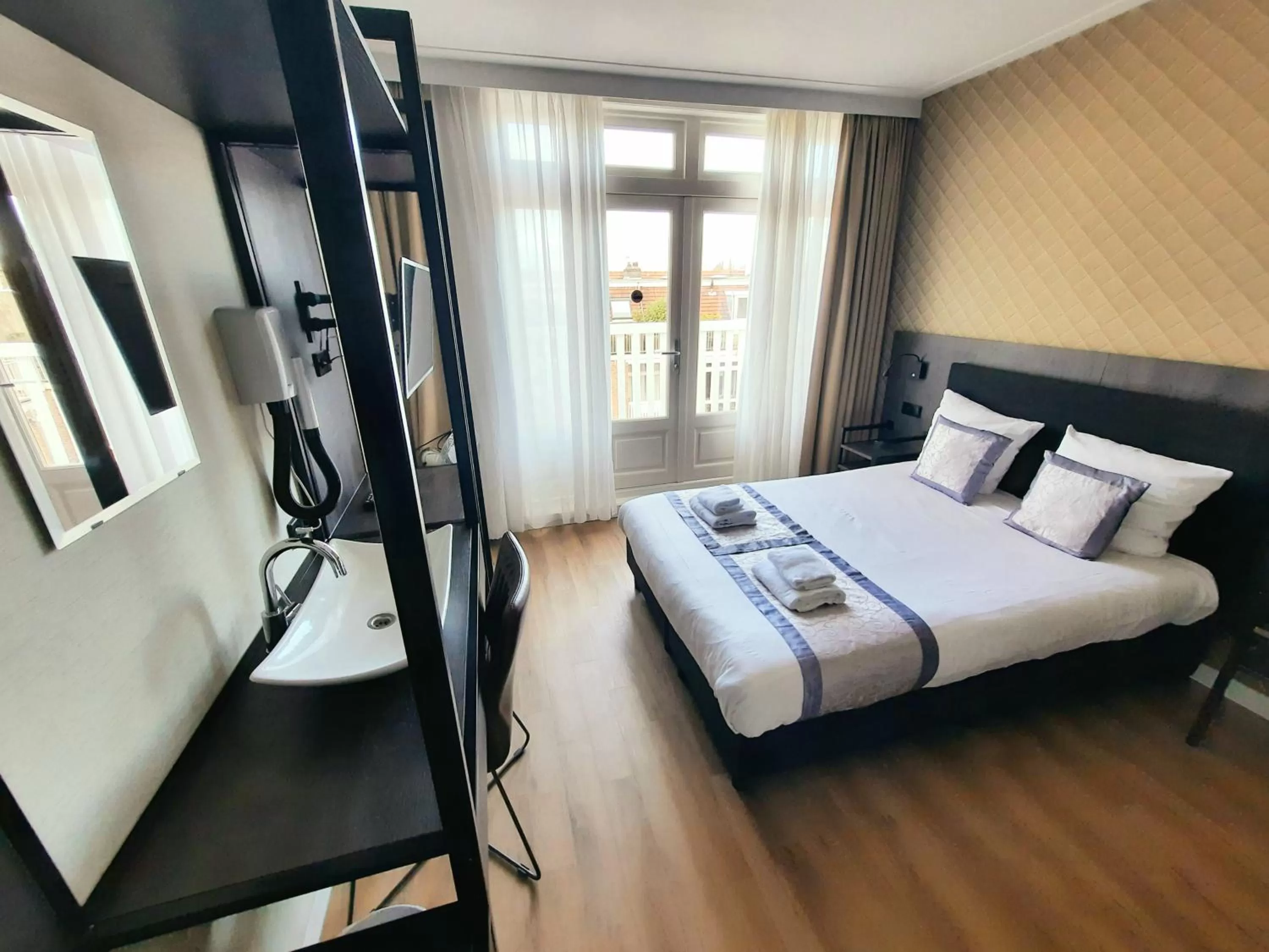 Photo of the whole room, Bed in Hotel Washington