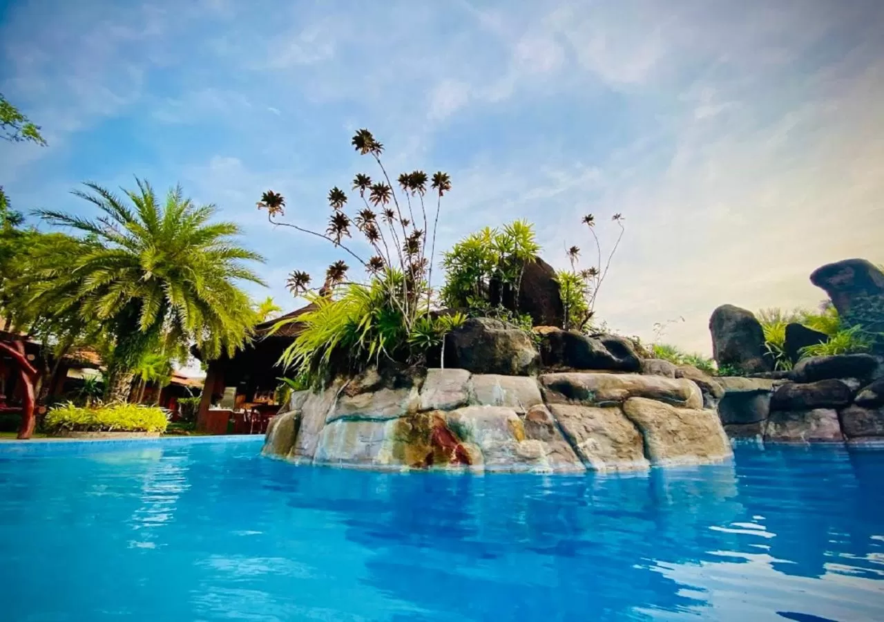 Swimming pool in Try Palace Resort Kep