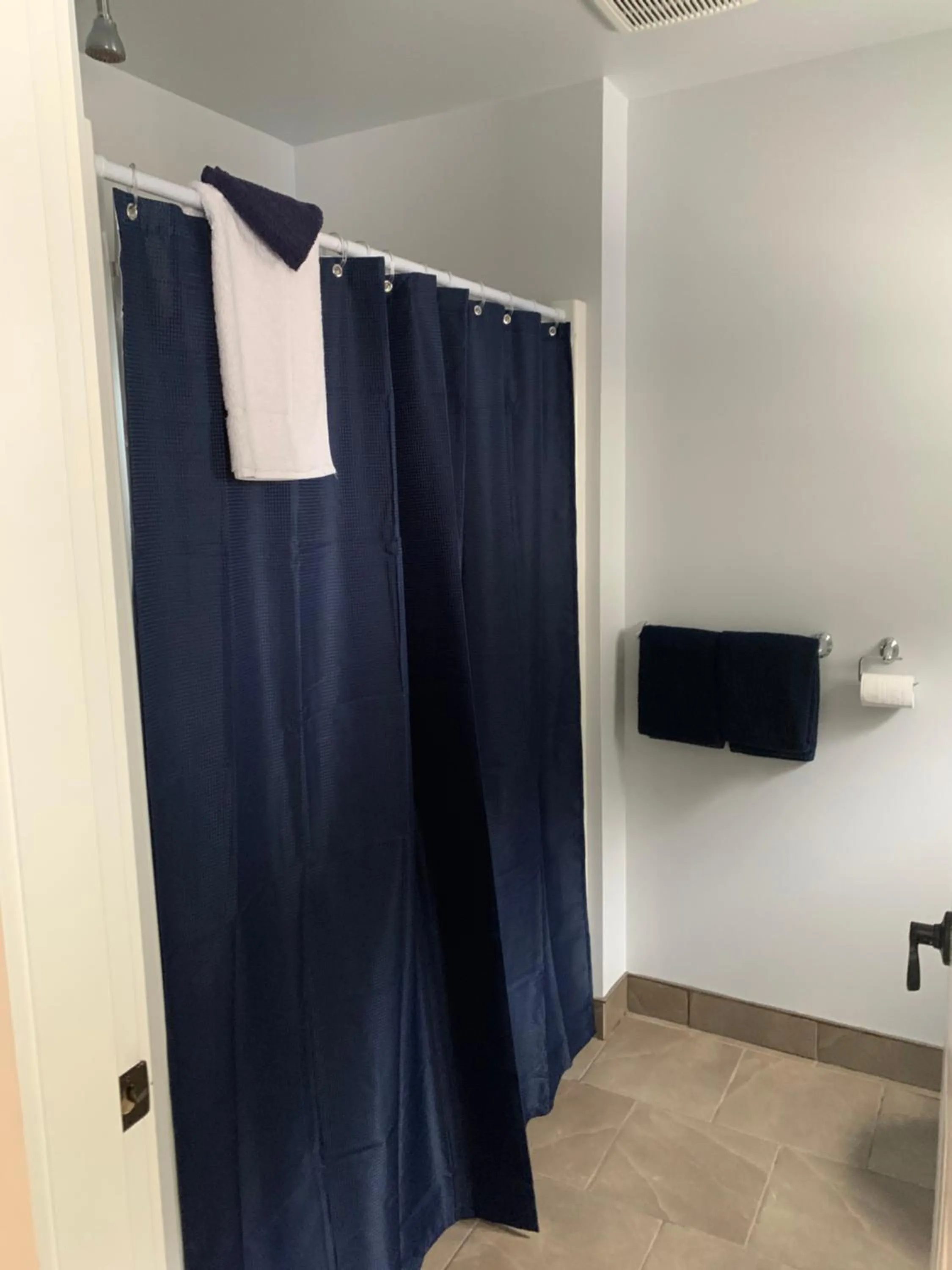 Bathroom in Peaks Lodge