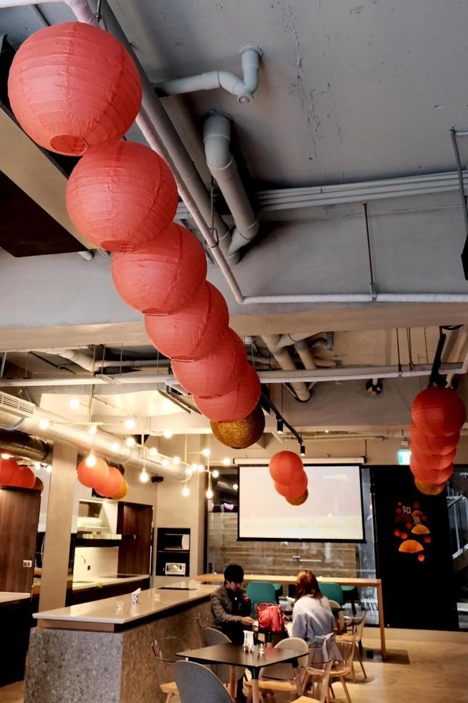 Communal lounge/ TV room in Waterfront Hotel