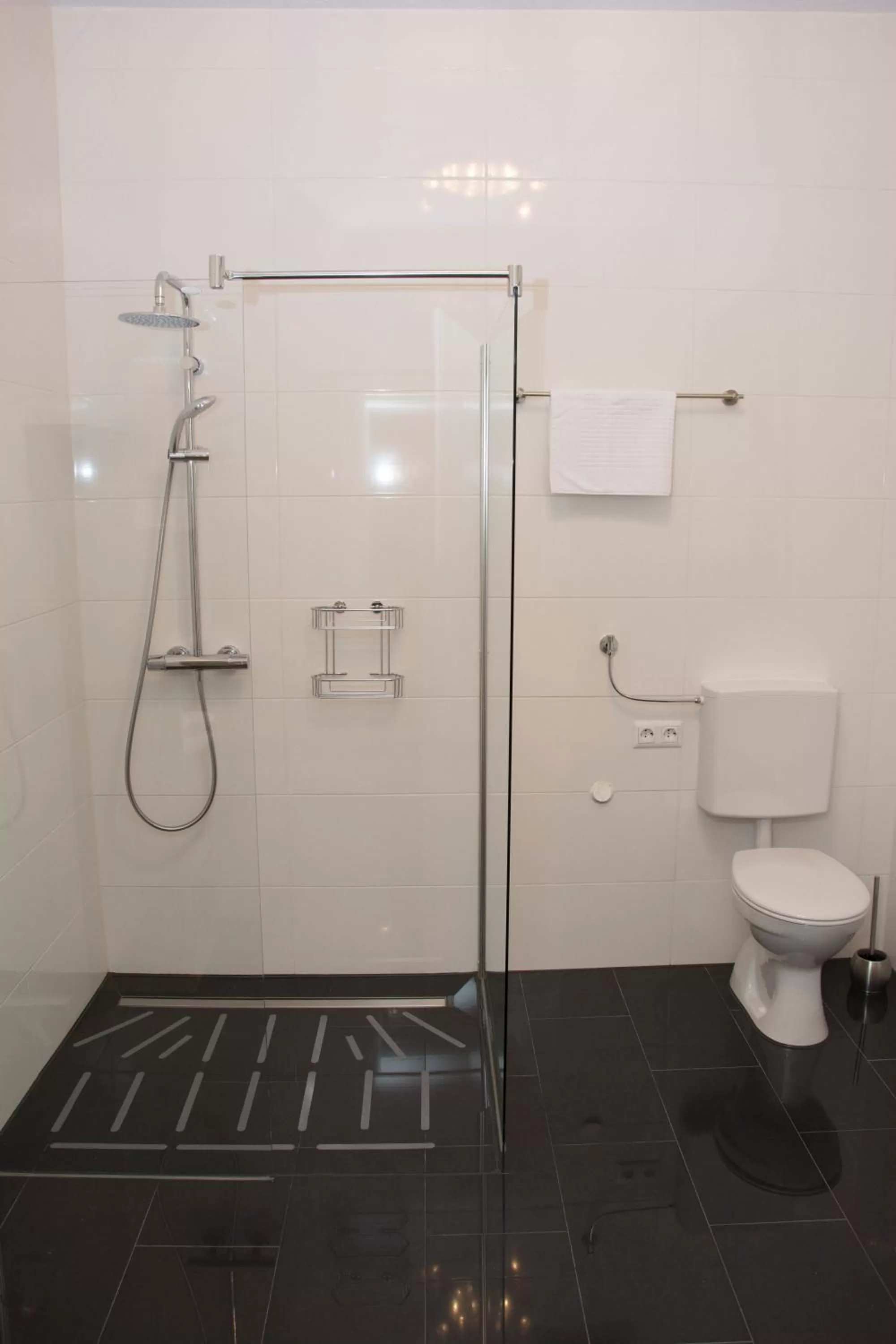 Shower, Bathroom in B&B Kukione