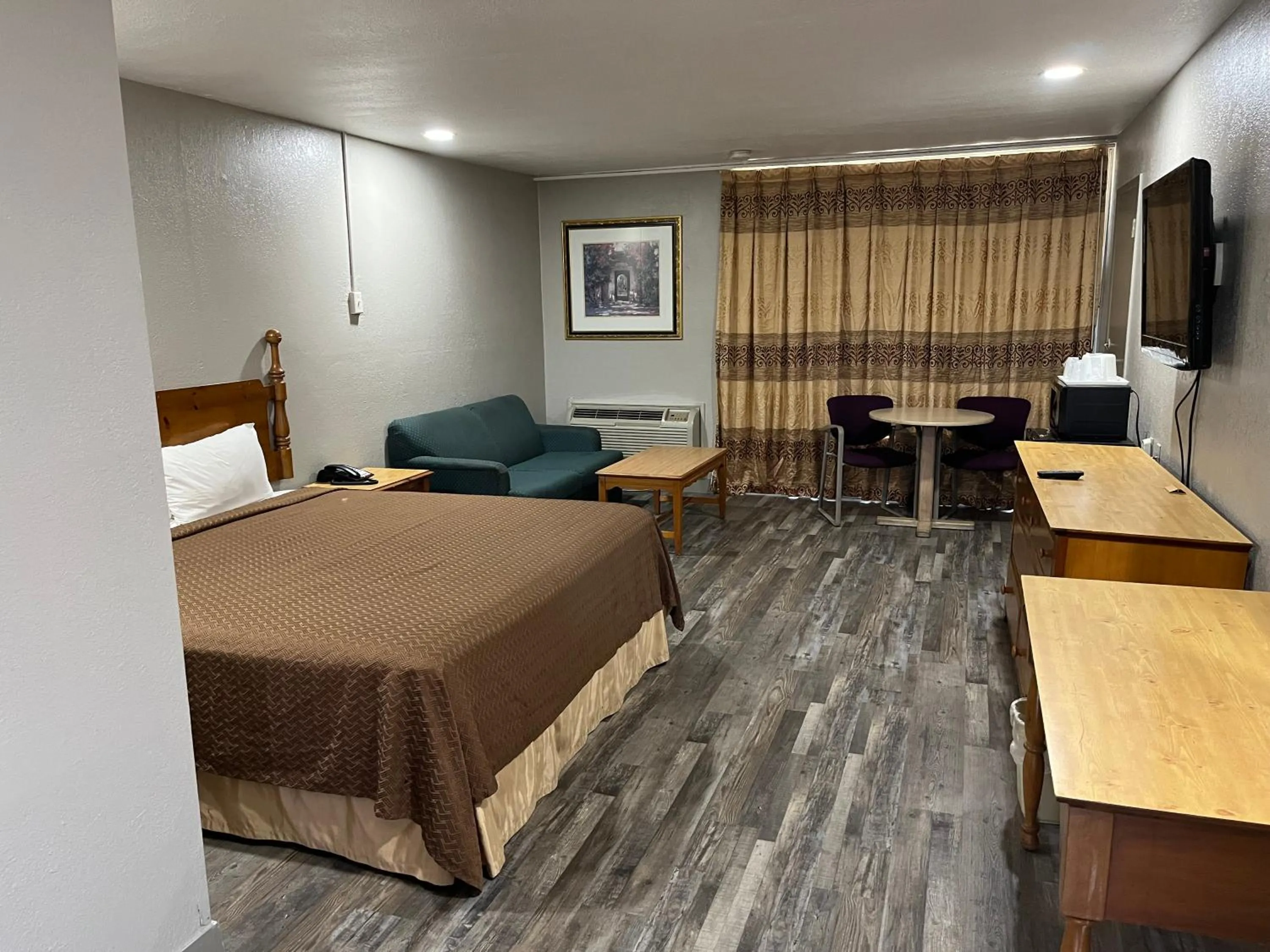 Photo of the whole room, Bed in Mid Towne Inn & Suites