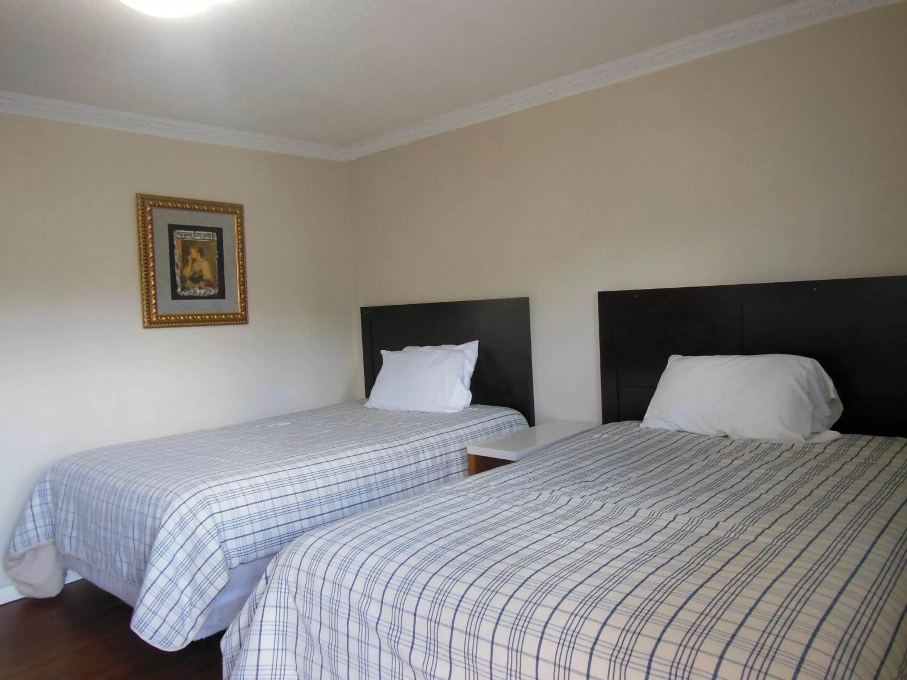 Bedroom, Bed in Kent Motel