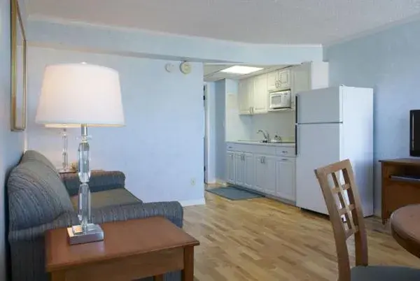 Two-Room Poolside Suite in Sea Crest Inn Two-Room Poolside Suite in Sea Crest Inn