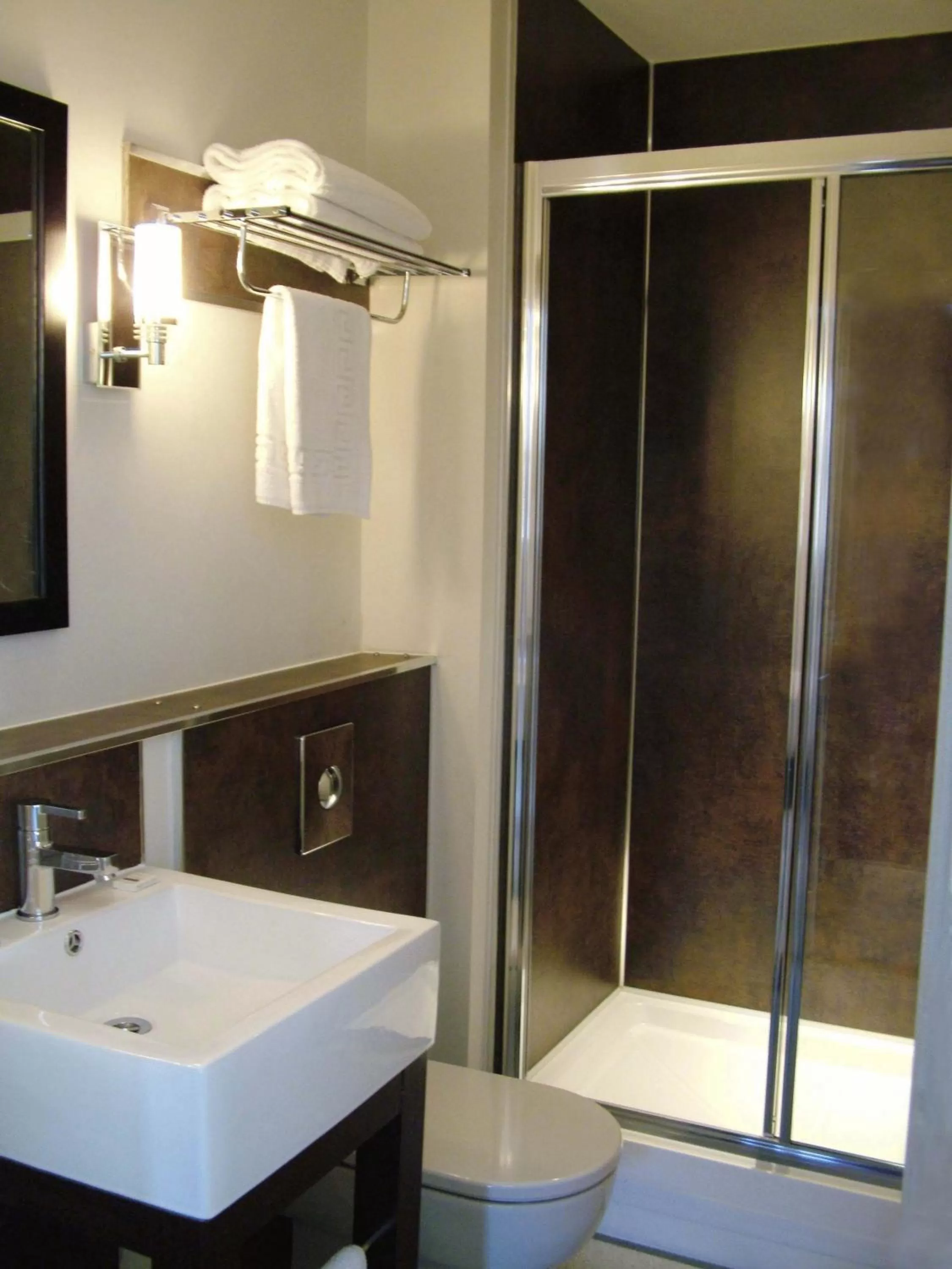 Bathroom in The Abbey Lodge Hotel