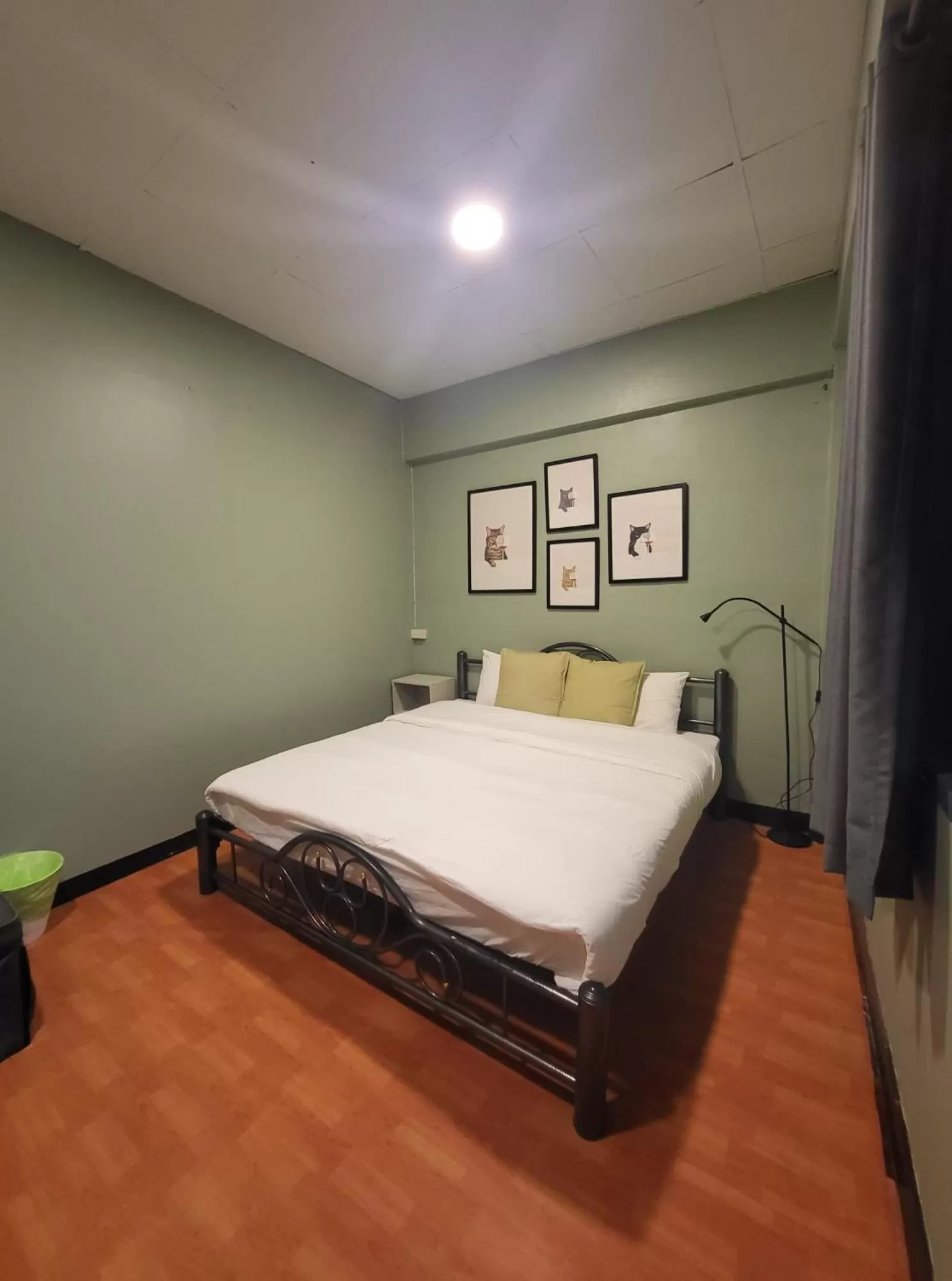 Bed in Achcha hotel - itsaraphap MRT station - Wat Arun