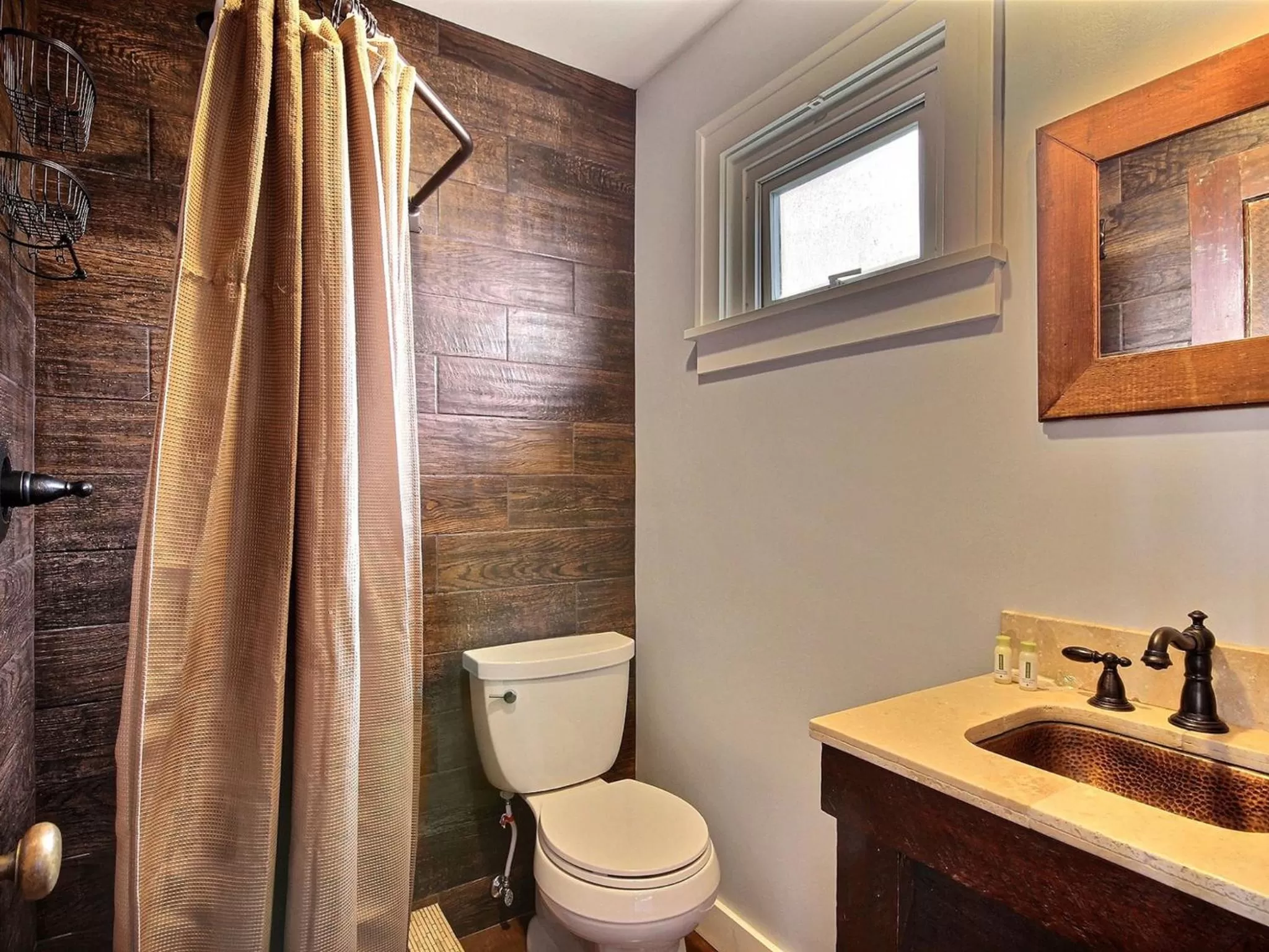 Shower in Pitchwood Inn