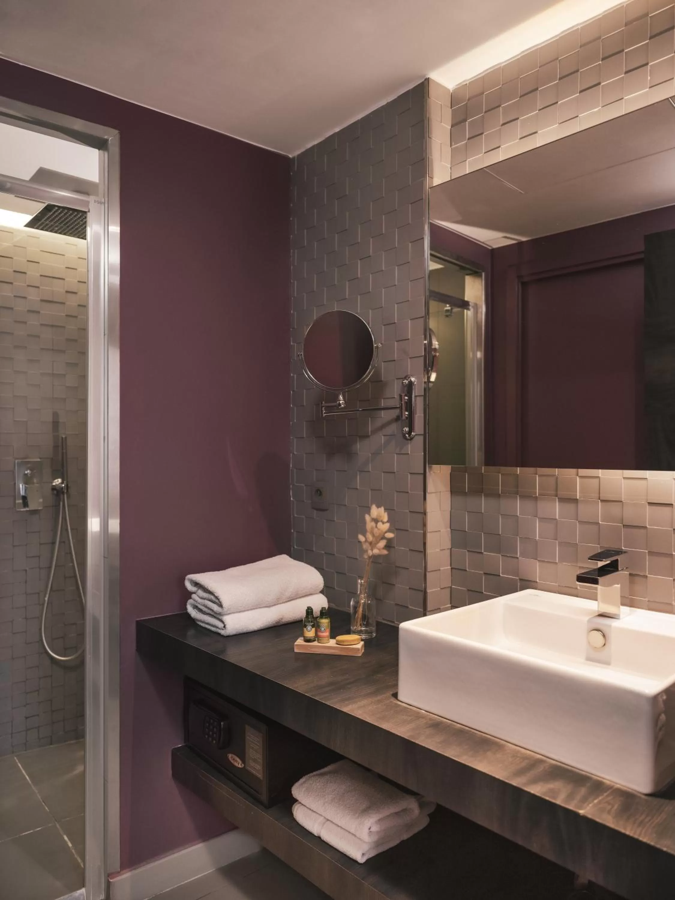 Bathroom in Legend Hôtel Paris