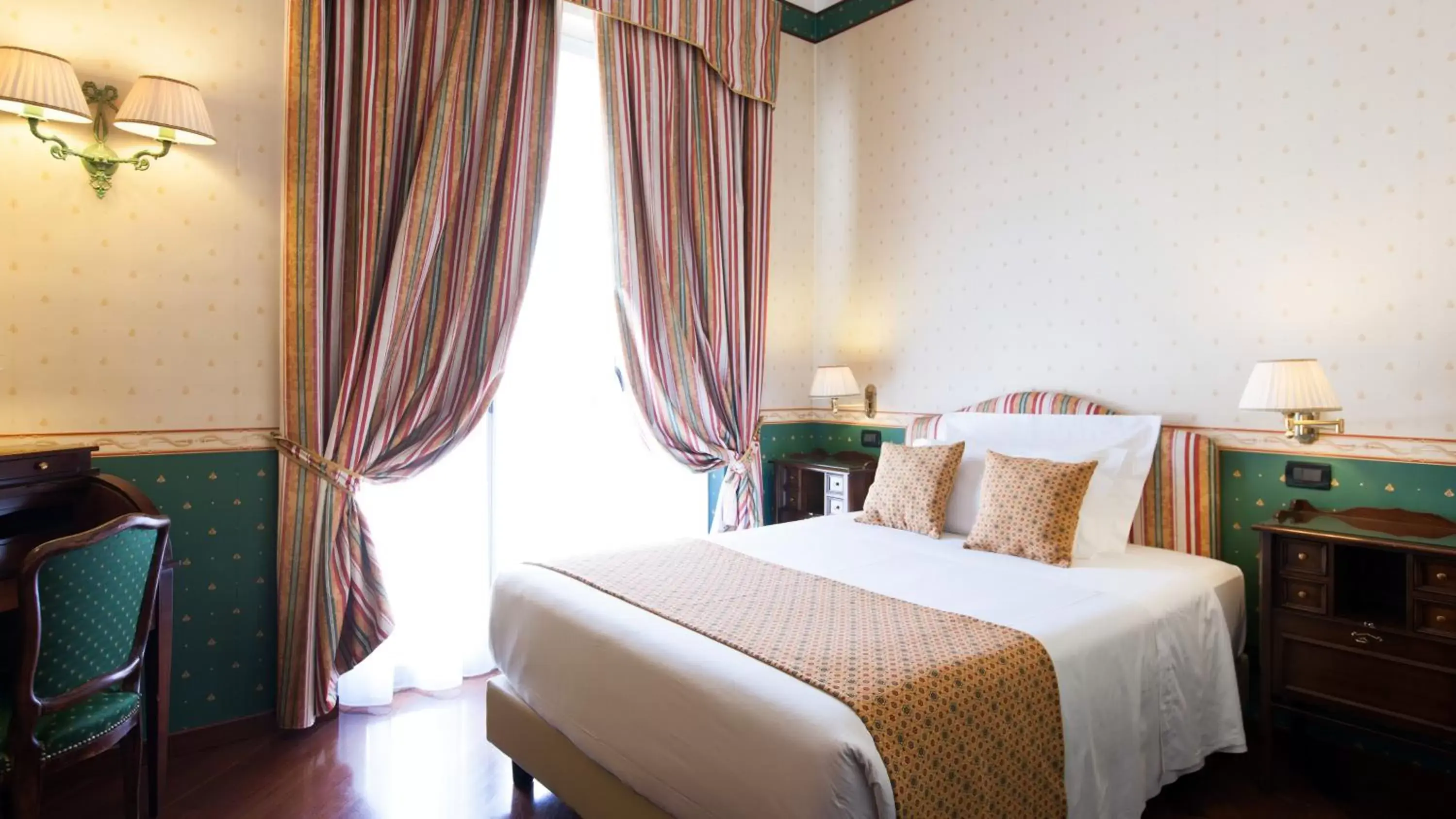 Deluxe Queen Room in Hotel Victoria & Iside Spa Deluxe Queen Room in Hotel Victoria & Iside Spa